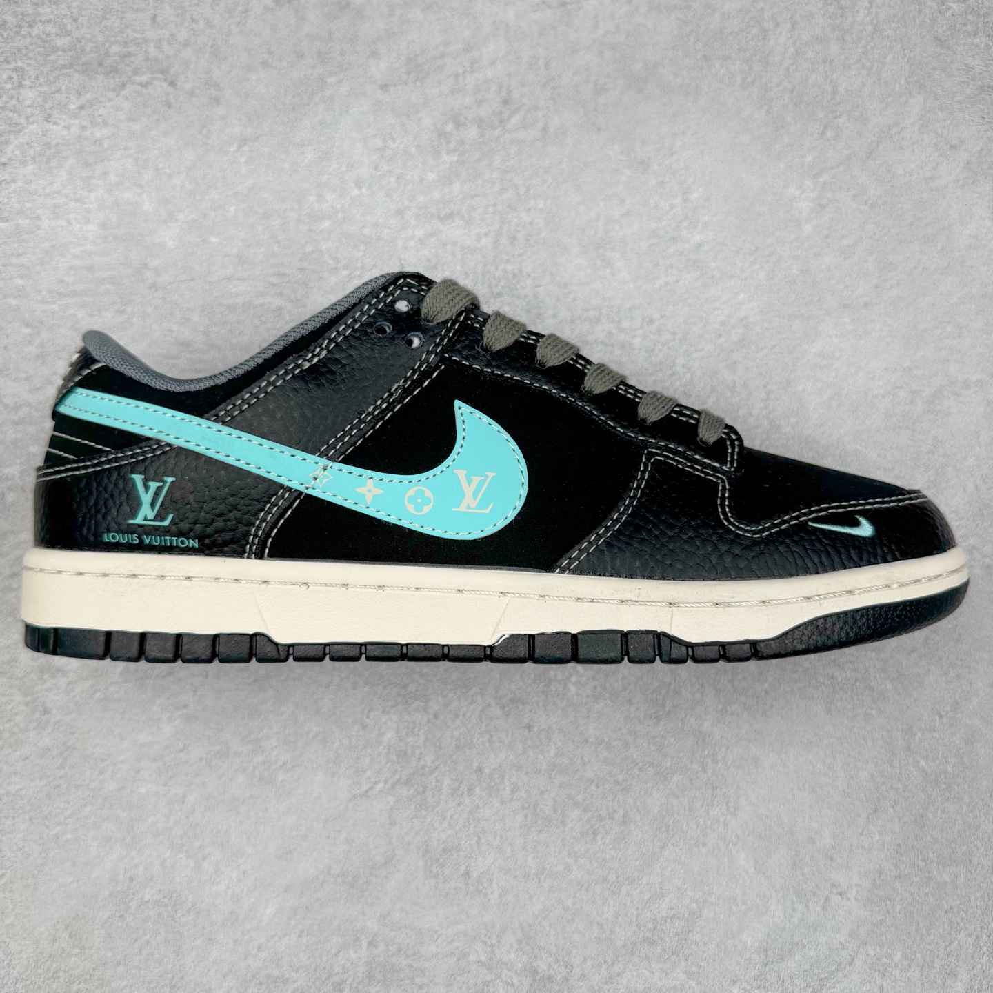 NK Dunk Low 定制配色 JP1628-033 大厂出品 极力推荐 原装头层材料 独家版型蒸餾加工帶來的是更好的视觉和脚感体验大厂纯原品质出货 清洁度 电绣工艺 皮料切割干净无任何毛边 细节完美 实拍调校N版已经零色差零失真 百分百还原实物色彩所见即所得 不存在货不对板色差等低级问题 选购参考实物拍摄 不混卖不参货 只用心做好货严格选品 承诺混一赔十 尺码：36 36.5 37.5 38 38.5 39 40 40.5 41 42 42.5 43 44 44.5 45-选品中心