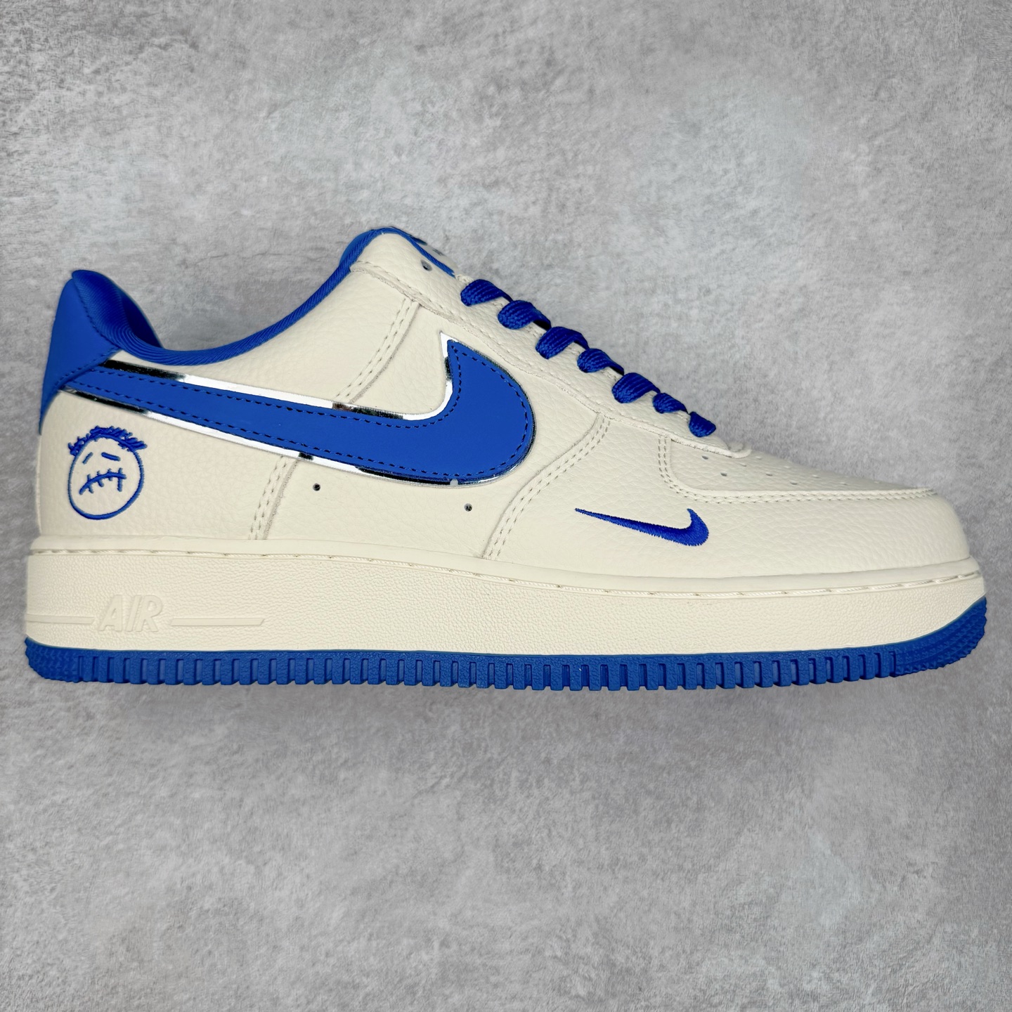 NK Air Force 1´07 Low 空军一号低帮百搭休闲运动板鞋 DF0188-071 柔软、弹性十足的缓震性能和出色的中底设计 横跨复古与现代的外型结合 造就出风靡全球 三十多年的Force 1 直到今天还深受青睐 实拍调校N版已经零色差零失真 百分百还原实物色彩所见即所得 不存在货不对板色差等低级问题 选购参考实物拍摄 不混卖不参货 只用心做好货严格选品 承诺混一赔十 尺码：36 36.5 37.5 38 38.5 39 40 40.5 41 42 42.5 43 44 44.5 45-选品中心