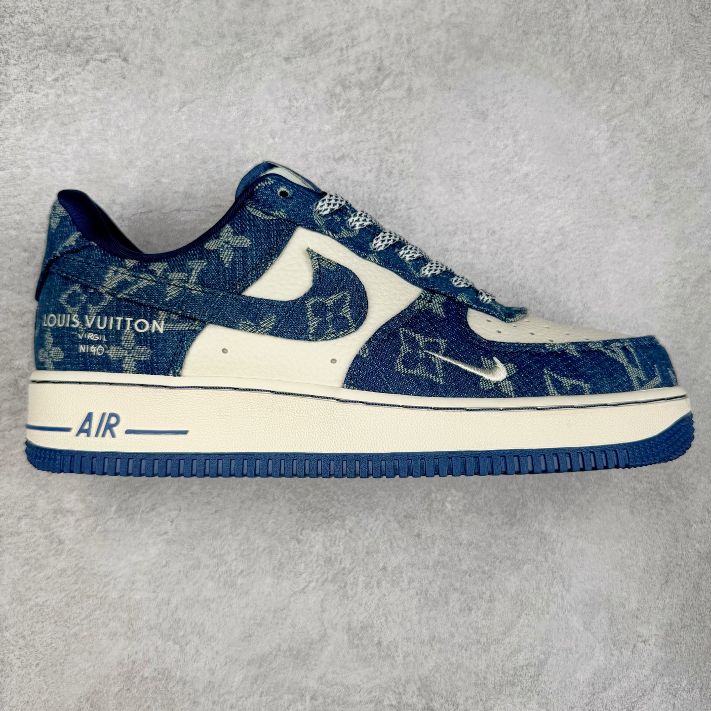 NK Air Force 1´07 Low 空军一号低帮百搭休闲运动板鞋 ZD1988-001 柔软、弹性十足的缓震性能和出色的中底设计 横跨复古与现代的外型结合 造就出风靡全球 三十多年的Force 1 直到今天还深受青睐 实拍调校N版已经零色差零失真 百分百还原实物色彩所见即所得 不存在货不对板色差等低级问题 选购参考实物拍摄 不混卖不参货 只用心做好货严格选品 承诺混一赔十 尺码：36 36.5 37.5 38 38.5 39 40 40.5 41 42 42.5 43 44 44.5 45-选品中心