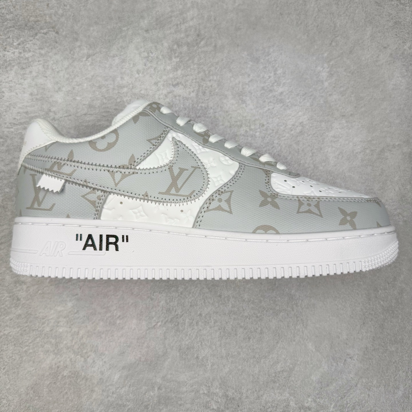 Louis Vuitton x NK Air Force 1 联名款 空军一号低帮休闲运动板鞋 毫无疑问 今年的鞋王非 LV x Air Force1 莫属 LV 的强强联名 再加上是 Virgil Abloh 联名鞋款的绝唱系列 让鞋头们又多了一个不得不买的理由 苏富比在官方 ins 账号上发布了 LV x Nike Air Force 1 第一波发售信息，会以线上拍卖的形式在苏富比网站上进行发售 限量200双 尺码从 US5到 US18 每双鞋的起拍价为2,000美元 预估价在5,000-15,000美元 拍卖所得收益将全数捐赠给 Virgil Abloh 创立的「Post-Modern」奖学金基金 拍卖时间从1月26日进行到2月8日 发售的第一双是最具代表性的小牛皮 LV 老花款式 它集合了 LV 与 Virgil 最经典的设计 鞋身拼接了 LV 两大经典 monogram 印花和 damier 棋盘格元素 侧面、鞋带上的“AIR”“LACET”字样是 Virgil 的招牌设计 白色中底搭配 LV 经典棕色 尽显奢华魅力 此次拍卖还会附带特别版皮质鞋盒 通体一身的橘色鞋盒印满了 LV monogram 老花 顶部搭配了白色锁扣以及 Swoosh 吊饰 日常还可以当作旅行箱使用 尺码：36 36.5 37.5 38 38.5 39 40 40.5 41 42 42.5 43 44 44.5 45-选品中心