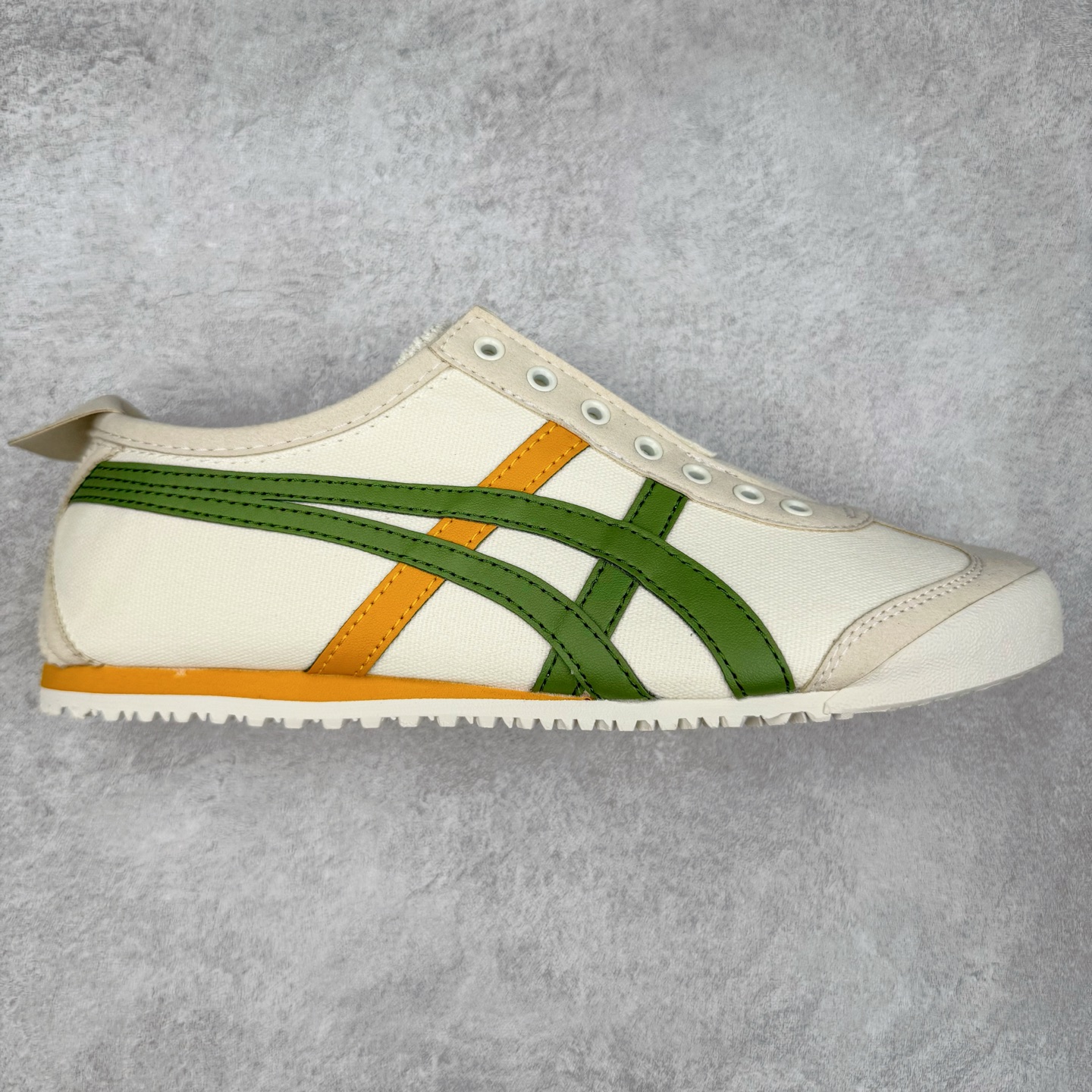 Asics Onitsuka Tiger MEXICO 66 亚瑟士鬼冢虎复古经典板鞋 市场王者选手 海外订单工厂出品 长期生产补货永不断码 超成熟稳定的做工品控 原装全套纸板楦头开发 原汁原味 完美呈现版型 私模正确鞋底咬花纹路 一比一鞋头弧度高度鞋身弧度 绝不口嗨 细节品控鞋型随意秒杀市面 原档咬花纹路私模大底 一个单元有六个三角形 总体形拼接呈现花瓣状 官方四联吊牌 原装Ortholite轻量化鞋垫 原盒原配 质保卡 说明书 钢印防尘纸 纸板中底带钢印 乳胶组合鞋垫 支持全方位的对比专柜 产品从款式颜色造型上体现出追求舒适和细节的完美 鞋类更是推崇手工制作的严谨与完美 融舒适性与可穿性的设计风格 注重细节的完美和别致魅力 既保持稳重 又不失轻松的时尚感 尺码：36 37 37.5 38 39 39.5 40 40.5 41.5 42 42.5 43.5 44 45-选品中心