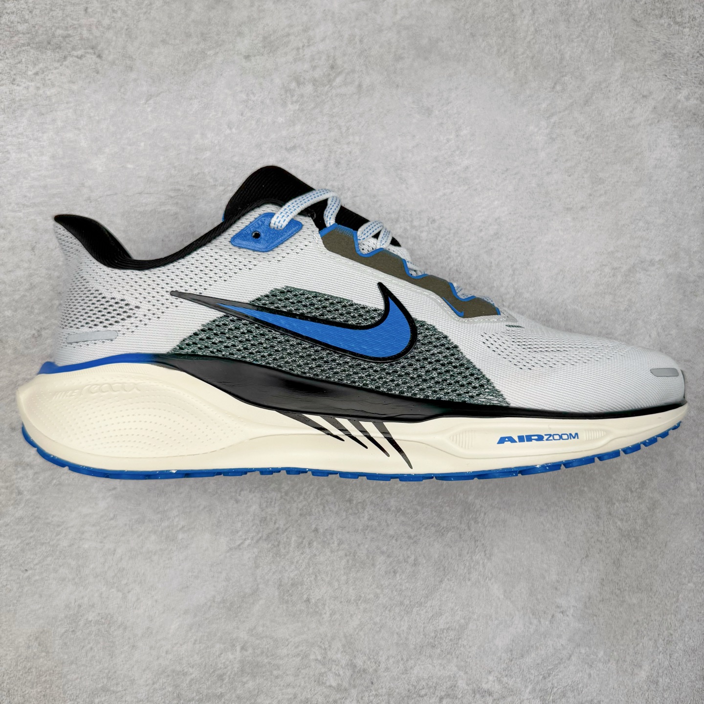 ＃特价福利 NK Zoom Pegasus 飞马41代马拉松系列网面透气缓震疾速跑鞋 拥有 Zoom Air 一如既往的稳定感和流畅感 鞋面采用工程网眼设计 为特定高热区域营造出色透气性 进一步增加鞋面的穿孔数量 让足部能够快速散热 中足搭配 Flywire 飞线 在高速运动时营造舒适稳定的贴合感 内置Zoon气垫加持 动力十足 尺码：36 36.5 37.5 38 38.5 39 40 40.5 41 42 42.5 43 44 44.5 45-选品中心