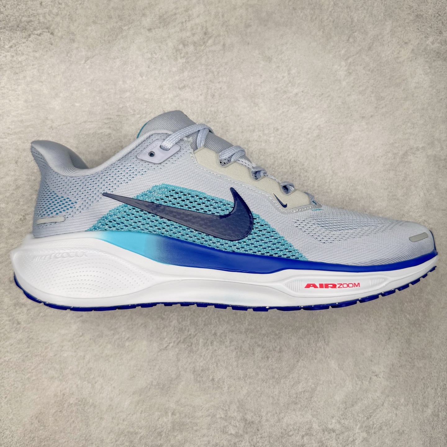 ＃特价福利 NK Zoom Pegasus 飞马41代马拉松系列网面透气缓震疾速跑鞋 拥有 Zoom Air 一如既往的稳定感和流畅感 鞋面采用工程网眼设计 为特定高热区域营造出色透气性 进一步增加鞋面的穿孔数量 让足部能够快速散热 中足搭配 Flywire 飞线 在高速运动时营造舒适稳定的贴合感 内置Zoon气垫加持 动力十足 尺码：36 36.5 37.5 38 38.5 39 40 40.5 41 42 42.5 43 44 44.5 45-选品中心