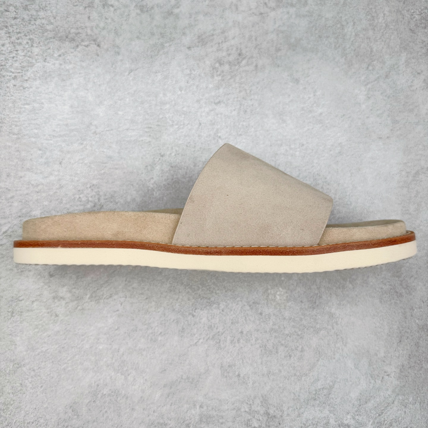 ＃GD广顶 Brunello Cucinelli 绒面革 圆头露趾 防滑一字拖鞋 米色 Brunello Cucinelli是来自意大利的世界顶级奢侈品牌，被誉为低调奢华的“山羊绒之王”和“服装界真正的奢侈品”。很多人都知道羊绒Cashmere顶级、昂贵，一穿就脱不下来，还很容易和其他衣服相互搭配，但是，再也没有比Brunello Cucinelli 这个品牌更懂得把顶级的羊绒面料设计出一种“低调的奢华”的风格。尺码：35 36 37 38 39 40 41 42 43 44 45-选品中心