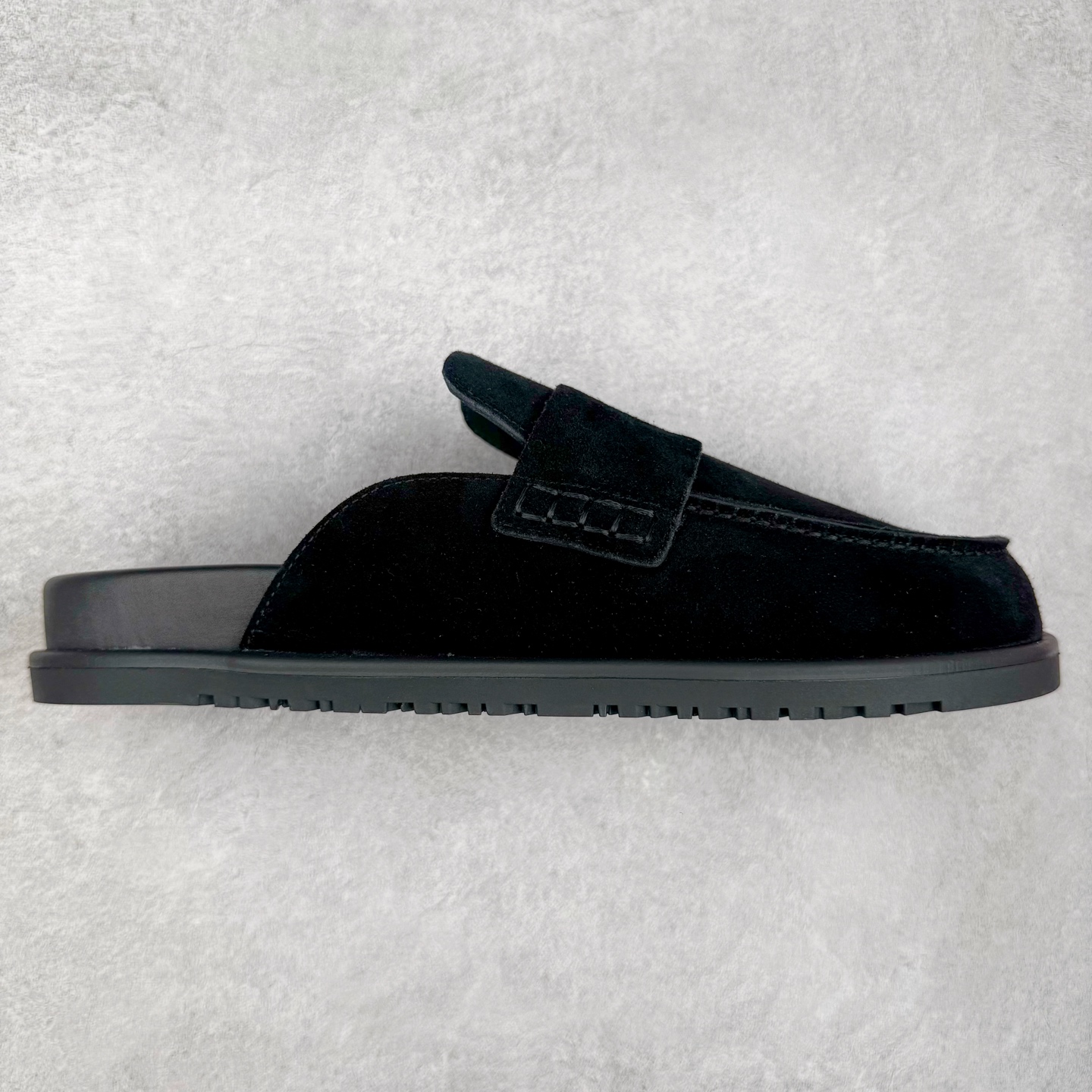 ＃GD广顶 HERMES 爱马仕平底套穿圆头防磨包头拖鞋 麂皮小牛皮穆勒鞋，饰有标志性“H”形镂空细节。打造现代舒适的风格。Hermes爱马仕是世界著名的奢侈品品牌，1837年由ThierryHermes创立于法国巴黎。爱马仕早年以制造高级马具起家，迄今已有180年的悠久历史。其整个品牌从整体到细节以及专卖店，都弥漫着浓郁的以马文化为中心的深厚底蕴。拥有180年历史的Hermes，世代相传，以其精湛的工艺技术和源源不断的想象力，成为当代十分具有艺术魅力的法国高档品牌。实拍调校N版已经零色差零失真 百分百还原实物色彩所见即所得 不存在货不对板色差等低级问题 选购参考实物拍摄 不混卖不参货 只用心做好货严格选品 承诺混一赔十 尺码：36 36.5 37.5 38 38.5 39 40 40.5 41 42 42.5 43 44 44.5 45-选品中心