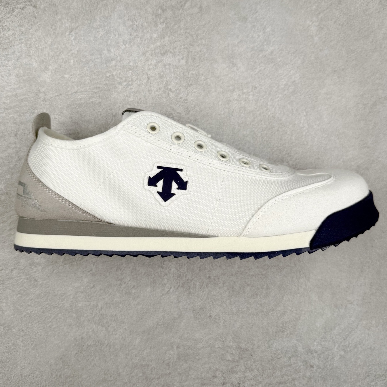 DESCENTE Sport Style Chron Racer迪桑特舒适百搭防滑耐磨低帮生活休闲鞋 是一款集复古与现代于一体的低帮跑步鞋 简洁的牛皮鞋面不仅彰显出时尚的质感 还适用于多种场合的穿搭 这款鞋子的透气性能极佳 轻质弹性鞋底则提供了良好的舒适度和耐磨性 使你在行走或跑步时都能感受到脚底的柔软与支撑 尺码：36 36.5 37.5 38 38.5 39 40 40.5 41 42 42.5 43 44 44.5 45-选品中心