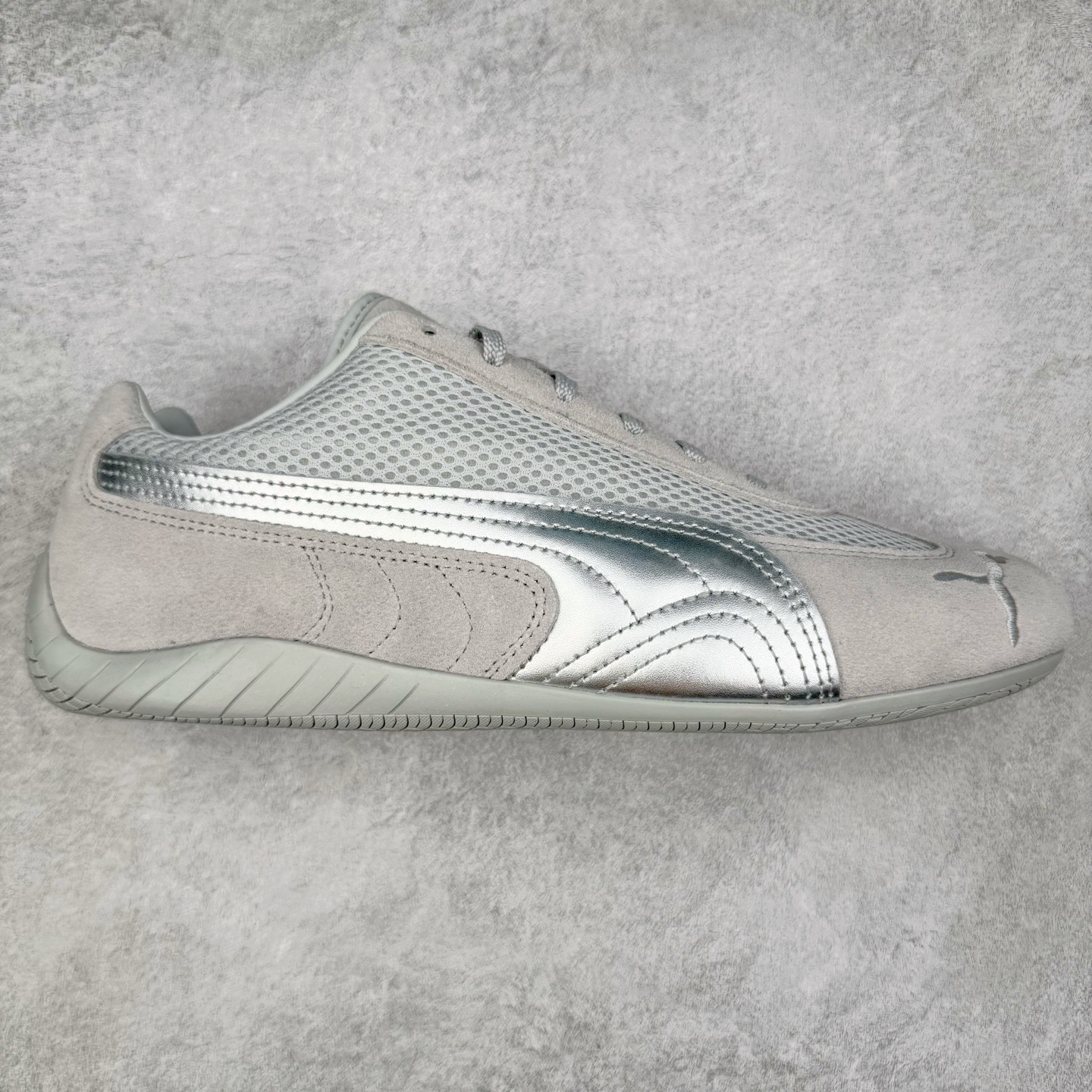 ＃CS纯原 PUMA Speedca OG 彪马极速赛车系列低帮德训风拼接复古百搭休闲运动赛车鞋 鞋款从80、90年代赛车手所穿的防火赛车鞋为原型，鞋身线条模仿了赛车的流线廓形，体现了空气动力学原理的结构。简约流畅的外观，恰好又和贯穿其中的Formstrip Logo融合恰到好处，视觉上细节丰富且协调。本次Speedcat OG鞋款归来，最大看点自然式保留了窄版鞋型以及薄底构造。这两年各品牌鞋底越做越厚，Speedcat反其道而行之，上脚几乎无鞋底的效果带来耳目一新的视觉体验。鞋面依旧是以质感细腻的麂皮材质打造，并且大面积近乎全包裹的使用，复古味道也愈发浓烈。配色上更是将最原始的黑色和红色带回，向F1赛车队的标志性队服致敬。相信让各位一眼种草的更多是出挑的大红色，上脚即可瞬间点亮整体造型，在以球鞋为核心的OOTD中脱颖而出。而另一款黑色则是低调的万金油，彰显新潮个性的同时又不喧宾夺主，也是热爱简约系穿搭朋友的首选。 尺码：35.5 36 37 37.5 38 38.5 39 40 40.5 41 42 42.5 43 44 44.5 45-选品中心