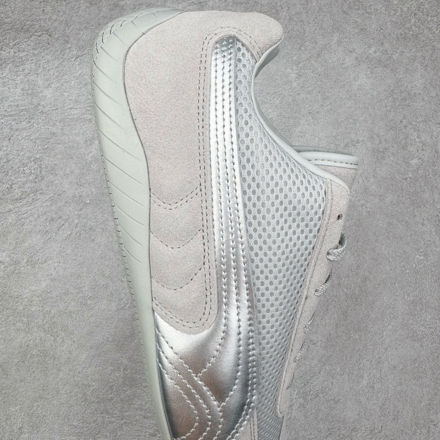 图片[6]-＃CS纯原 PUMA Speedca OG 彪马极速赛车系列低帮德训风拼接复古百搭休闲运动赛车鞋 鞋款从80、90年代赛车手所穿的防火赛车鞋为原型，鞋身线条模仿了赛车的流线廓形，体现了空气动力学原理的结构。简约流畅的外观，恰好又和贯穿其中的Formstrip Logo融合恰到好处，视觉上细节丰富且协调。本次Speedcat OG鞋款归来，最大看点自然式保留了窄版鞋型以及薄底构造。这两年各品牌鞋底越做越厚，Speedcat反其道而行之，上脚几乎无鞋底的效果带来耳目一新的视觉体验。鞋面依旧是以质感细腻的麂皮材质打造，并且大面积近乎全包裹的使用，复古味道也愈发浓烈。配色上更是将最原始的黑色和红色带回，向F1赛车队的标志性队服致敬。相信让各位一眼种草的更多是出挑的大红色，上脚即可瞬间点亮整体造型，在以球鞋为核心的OOTD中脱颖而出。而另一款黑色则是低调的万金油，彰显新潮个性的同时又不喧宾夺主，也是热爱简约系穿搭朋友的首选。 尺码：35.5 36 37 37.5 38 38.5 39 40 40.5 41 42 42.5 43 44 44.5 45-选品中心