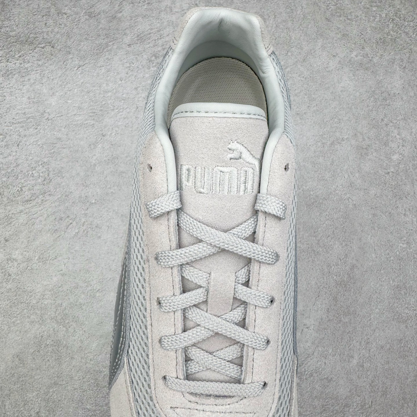 图片[5]-＃CS纯原 PUMA Speedca OG 彪马极速赛车系列低帮德训风拼接复古百搭休闲运动赛车鞋 鞋款从80、90年代赛车手所穿的防火赛车鞋为原型，鞋身线条模仿了赛车的流线廓形，体现了空气动力学原理的结构。简约流畅的外观，恰好又和贯穿其中的Formstrip Logo融合恰到好处，视觉上细节丰富且协调。本次Speedcat OG鞋款归来，最大看点自然式保留了窄版鞋型以及薄底构造。这两年各品牌鞋底越做越厚，Speedcat反其道而行之，上脚几乎无鞋底的效果带来耳目一新的视觉体验。鞋面依旧是以质感细腻的麂皮材质打造，并且大面积近乎全包裹的使用，复古味道也愈发浓烈。配色上更是将最原始的黑色和红色带回，向F1赛车队的标志性队服致敬。相信让各位一眼种草的更多是出挑的大红色，上脚即可瞬间点亮整体造型，在以球鞋为核心的OOTD中脱颖而出。而另一款黑色则是低调的万金油，彰显新潮个性的同时又不喧宾夺主，也是热爱简约系穿搭朋友的首选。 尺码：35.5 36 37 37.5 38 38.5 39 40 40.5 41 42 42.5 43 44 44.5 45-选品中心