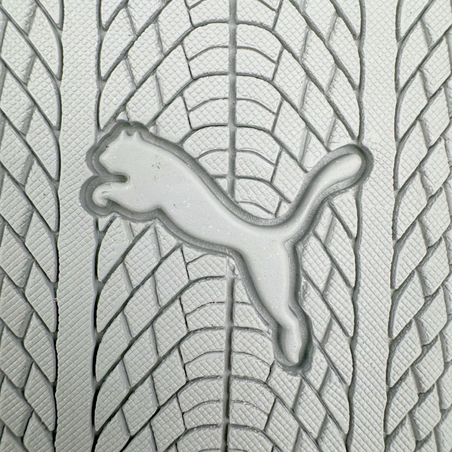 图片[21]-＃CS纯原 PUMA Speedca OG 彪马极速赛车系列低帮德训风拼接复古百搭休闲运动赛车鞋 鞋款从80、90年代赛车手所穿的防火赛车鞋为原型，鞋身线条模仿了赛车的流线廓形，体现了空气动力学原理的结构。简约流畅的外观，恰好又和贯穿其中的Formstrip Logo融合恰到好处，视觉上细节丰富且协调。本次Speedcat OG鞋款归来，最大看点自然式保留了窄版鞋型以及薄底构造。这两年各品牌鞋底越做越厚，Speedcat反其道而行之，上脚几乎无鞋底的效果带来耳目一新的视觉体验。鞋面依旧是以质感细腻的麂皮材质打造，并且大面积近乎全包裹的使用，复古味道也愈发浓烈。配色上更是将最原始的黑色和红色带回，向F1赛车队的标志性队服致敬。相信让各位一眼种草的更多是出挑的大红色，上脚即可瞬间点亮整体造型，在以球鞋为核心的OOTD中脱颖而出。而另一款黑色则是低调的万金油，彰显新潮个性的同时又不喧宾夺主，也是热爱简约系穿搭朋友的首选。 尺码：35.5 36 37 37.5 38 38.5 39 40 40.5 41 42 42.5 43 44 44.5 45-选品中心