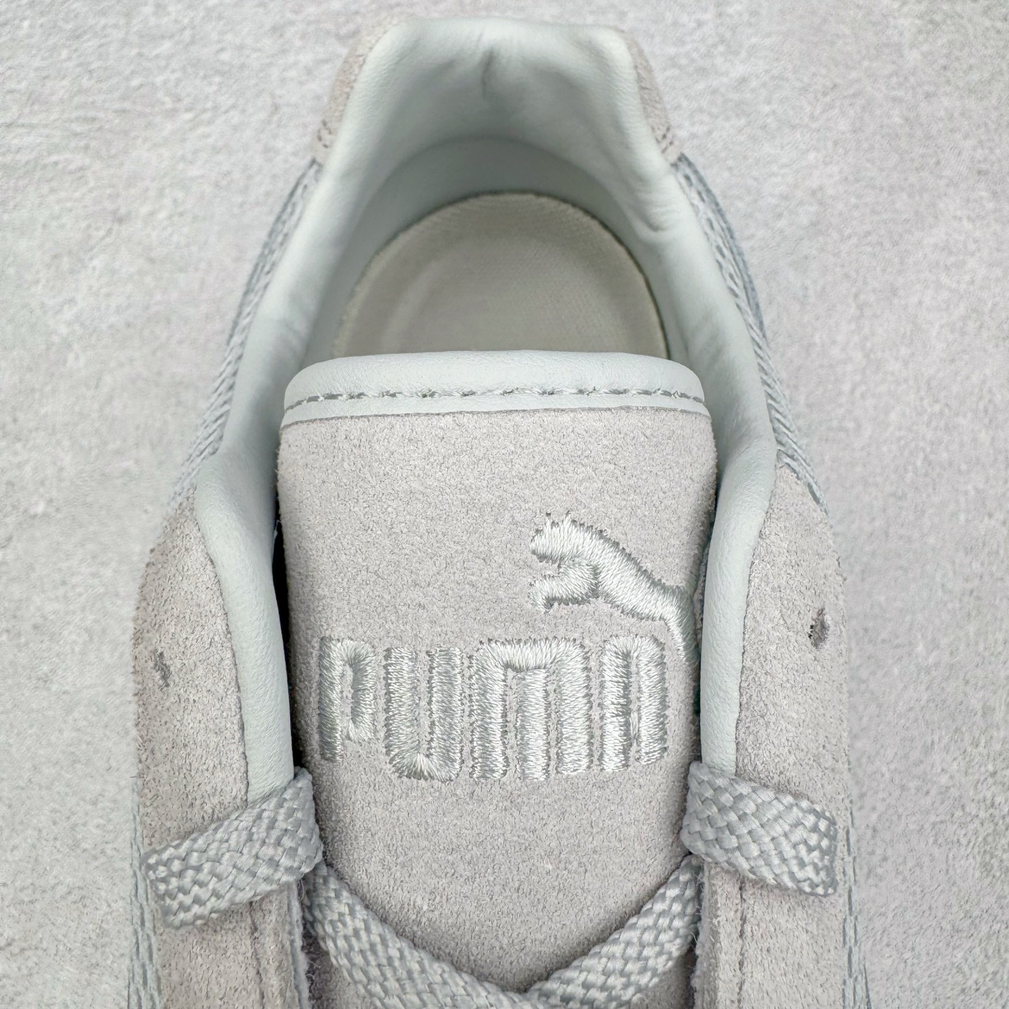 图片[14]-＃CS纯原 PUMA Speedca OG 彪马极速赛车系列低帮德训风拼接复古百搭休闲运动赛车鞋 鞋款从80、90年代赛车手所穿的防火赛车鞋为原型，鞋身线条模仿了赛车的流线廓形，体现了空气动力学原理的结构。简约流畅的外观，恰好又和贯穿其中的Formstrip Logo融合恰到好处，视觉上细节丰富且协调。本次Speedcat OG鞋款归来，最大看点自然式保留了窄版鞋型以及薄底构造。这两年各品牌鞋底越做越厚，Speedcat反其道而行之，上脚几乎无鞋底的效果带来耳目一新的视觉体验。鞋面依旧是以质感细腻的麂皮材质打造，并且大面积近乎全包裹的使用，复古味道也愈发浓烈。配色上更是将最原始的黑色和红色带回，向F1赛车队的标志性队服致敬。相信让各位一眼种草的更多是出挑的大红色，上脚即可瞬间点亮整体造型，在以球鞋为核心的OOTD中脱颖而出。而另一款黑色则是低调的万金油，彰显新潮个性的同时又不喧宾夺主，也是热爱简约系穿搭朋友的首选。 尺码：35.5 36 37 37.5 38 38.5 39 40 40.5 41 42 42.5 43 44 44.5 45-选品中心