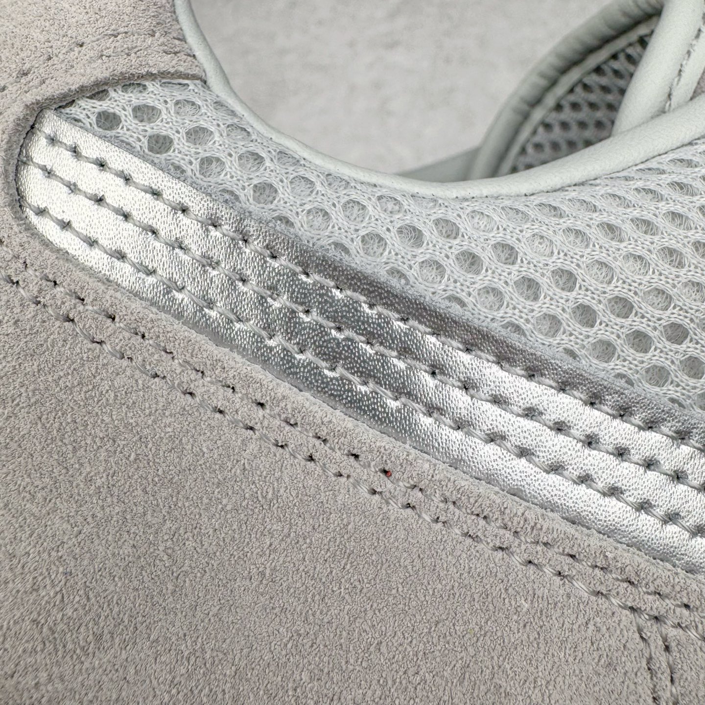 图片[18]-＃CS纯原 PUMA Speedca OG 彪马极速赛车系列低帮德训风拼接复古百搭休闲运动赛车鞋 鞋款从80、90年代赛车手所穿的防火赛车鞋为原型，鞋身线条模仿了赛车的流线廓形，体现了空气动力学原理的结构。简约流畅的外观，恰好又和贯穿其中的Formstrip Logo融合恰到好处，视觉上细节丰富且协调。本次Speedcat OG鞋款归来，最大看点自然式保留了窄版鞋型以及薄底构造。这两年各品牌鞋底越做越厚，Speedcat反其道而行之，上脚几乎无鞋底的效果带来耳目一新的视觉体验。鞋面依旧是以质感细腻的麂皮材质打造，并且大面积近乎全包裹的使用，复古味道也愈发浓烈。配色上更是将最原始的黑色和红色带回，向F1赛车队的标志性队服致敬。相信让各位一眼种草的更多是出挑的大红色，上脚即可瞬间点亮整体造型，在以球鞋为核心的OOTD中脱颖而出。而另一款黑色则是低调的万金油，彰显新潮个性的同时又不喧宾夺主，也是热爱简约系穿搭朋友的首选。 尺码：35.5 36 37 37.5 38 38.5 39 40 40.5 41 42 42.5 43 44 44.5 45-选品中心