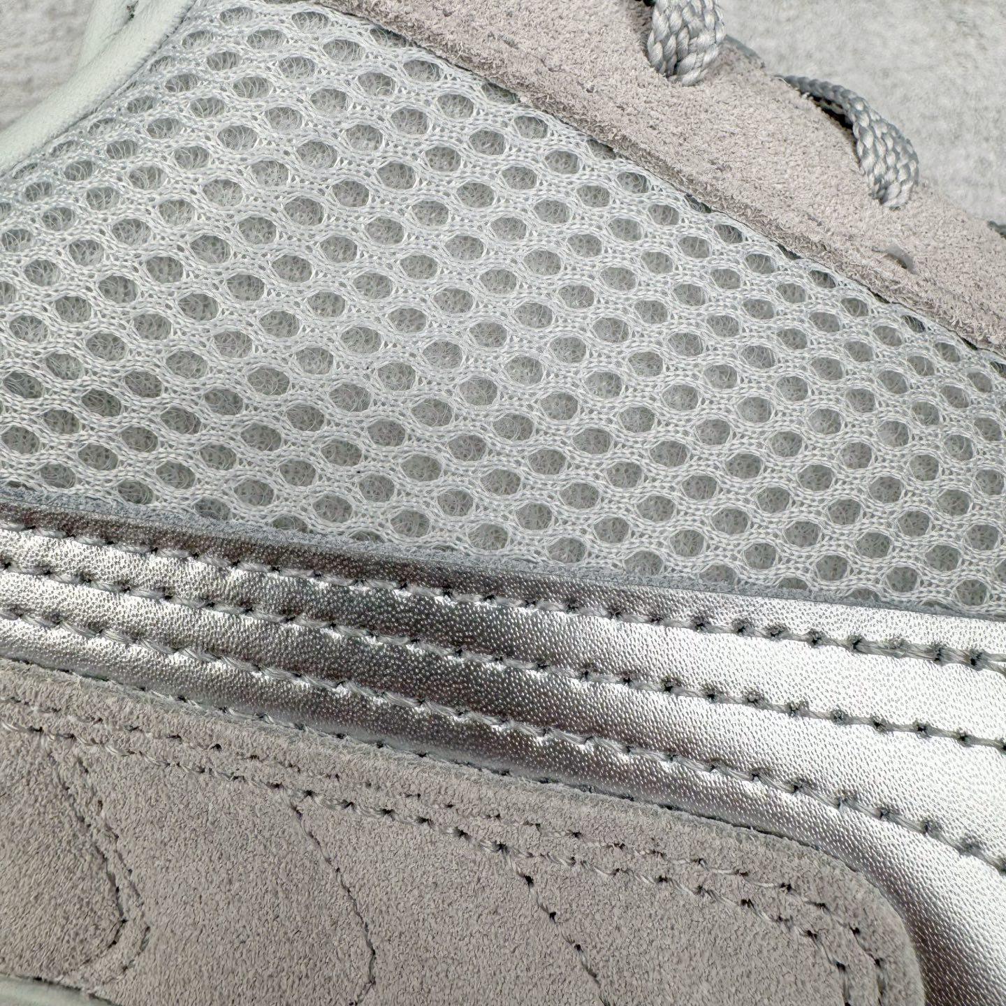 图片[19]-＃CS纯原 PUMA Speedca OG 彪马极速赛车系列低帮德训风拼接复古百搭休闲运动赛车鞋 鞋款从80、90年代赛车手所穿的防火赛车鞋为原型，鞋身线条模仿了赛车的流线廓形，体现了空气动力学原理的结构。简约流畅的外观，恰好又和贯穿其中的Formstrip Logo融合恰到好处，视觉上细节丰富且协调。本次Speedcat OG鞋款归来，最大看点自然式保留了窄版鞋型以及薄底构造。这两年各品牌鞋底越做越厚，Speedcat反其道而行之，上脚几乎无鞋底的效果带来耳目一新的视觉体验。鞋面依旧是以质感细腻的麂皮材质打造，并且大面积近乎全包裹的使用，复古味道也愈发浓烈。配色上更是将最原始的黑色和红色带回，向F1赛车队的标志性队服致敬。相信让各位一眼种草的更多是出挑的大红色，上脚即可瞬间点亮整体造型，在以球鞋为核心的OOTD中脱颖而出。而另一款黑色则是低调的万金油，彰显新潮个性的同时又不喧宾夺主，也是热爱简约系穿搭朋友的首选。 尺码：35.5 36 37 37.5 38 38.5 39 40 40.5 41 42 42.5 43 44 44.5 45-选品中心