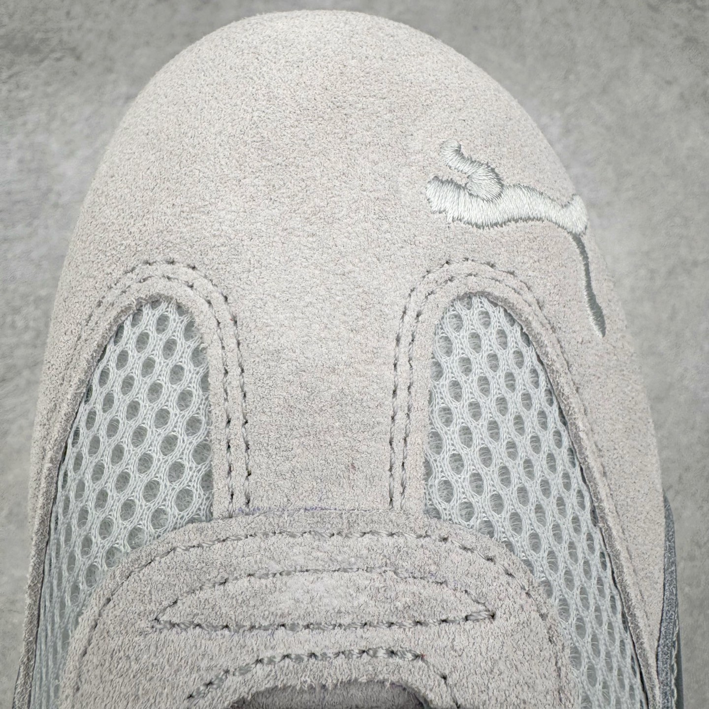 图片[16]-＃CS纯原 PUMA Speedca OG 彪马极速赛车系列低帮德训风拼接复古百搭休闲运动赛车鞋 鞋款从80、90年代赛车手所穿的防火赛车鞋为原型，鞋身线条模仿了赛车的流线廓形，体现了空气动力学原理的结构。简约流畅的外观，恰好又和贯穿其中的Formstrip Logo融合恰到好处，视觉上细节丰富且协调。本次Speedcat OG鞋款归来，最大看点自然式保留了窄版鞋型以及薄底构造。这两年各品牌鞋底越做越厚，Speedcat反其道而行之，上脚几乎无鞋底的效果带来耳目一新的视觉体验。鞋面依旧是以质感细腻的麂皮材质打造，并且大面积近乎全包裹的使用，复古味道也愈发浓烈。配色上更是将最原始的黑色和红色带回，向F1赛车队的标志性队服致敬。相信让各位一眼种草的更多是出挑的大红色，上脚即可瞬间点亮整体造型，在以球鞋为核心的OOTD中脱颖而出。而另一款黑色则是低调的万金油，彰显新潮个性的同时又不喧宾夺主，也是热爱简约系穿搭朋友的首选。 尺码：35.5 36 37 37.5 38 38.5 39 40 40.5 41 42 42.5 43 44 44.5 45-选品中心