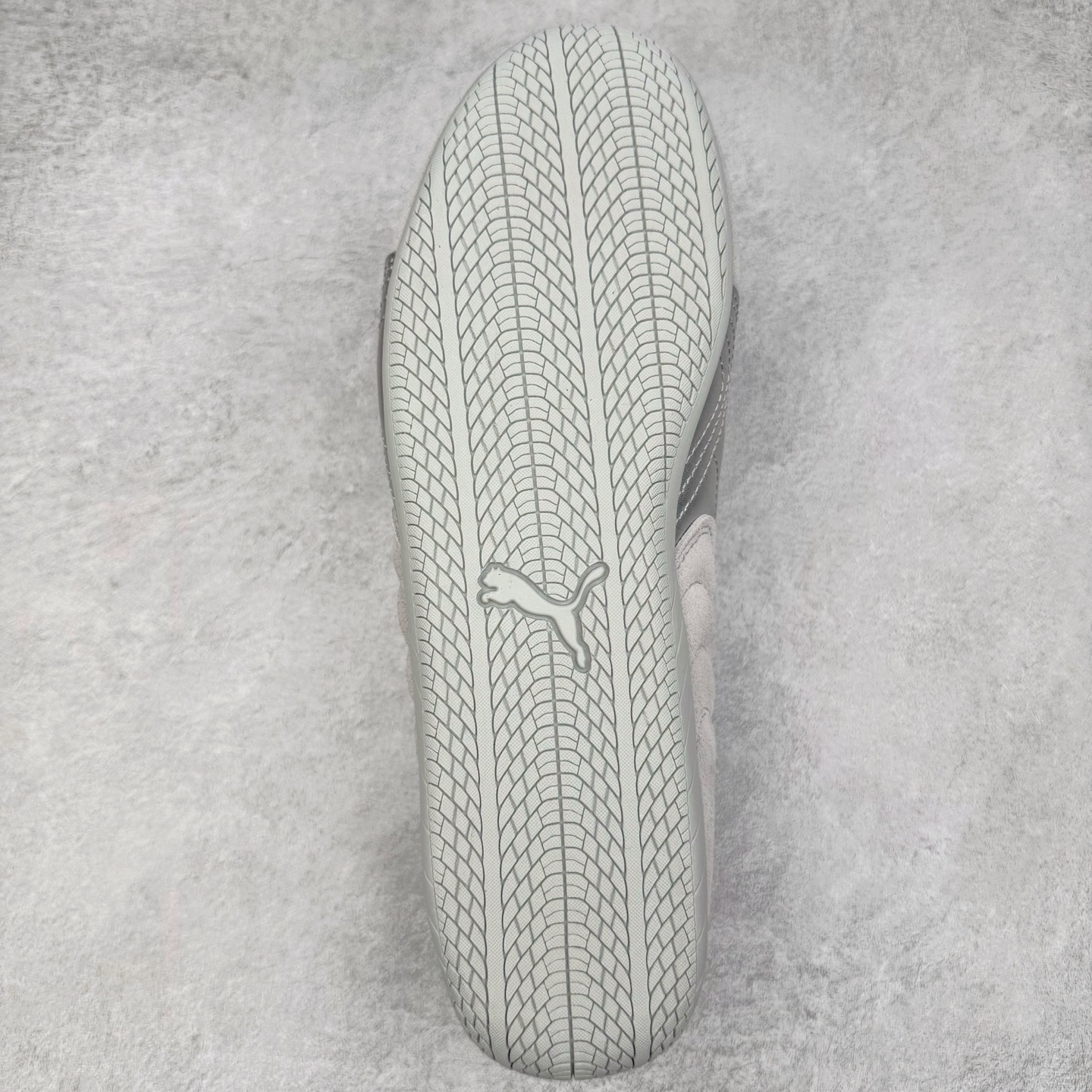 图片[9]-＃CS纯原 PUMA Speedca OG 彪马极速赛车系列低帮德训风拼接复古百搭休闲运动赛车鞋 鞋款从80、90年代赛车手所穿的防火赛车鞋为原型，鞋身线条模仿了赛车的流线廓形，体现了空气动力学原理的结构。简约流畅的外观，恰好又和贯穿其中的Formstrip Logo融合恰到好处，视觉上细节丰富且协调。本次Speedcat OG鞋款归来，最大看点自然式保留了窄版鞋型以及薄底构造。这两年各品牌鞋底越做越厚，Speedcat反其道而行之，上脚几乎无鞋底的效果带来耳目一新的视觉体验。鞋面依旧是以质感细腻的麂皮材质打造，并且大面积近乎全包裹的使用，复古味道也愈发浓烈。配色上更是将最原始的黑色和红色带回，向F1赛车队的标志性队服致敬。相信让各位一眼种草的更多是出挑的大红色，上脚即可瞬间点亮整体造型，在以球鞋为核心的OOTD中脱颖而出。而另一款黑色则是低调的万金油，彰显新潮个性的同时又不喧宾夺主，也是热爱简约系穿搭朋友的首选。 尺码：35.5 36 37 37.5 38 38.5 39 40 40.5 41 42 42.5 43 44 44.5 45-选品中心