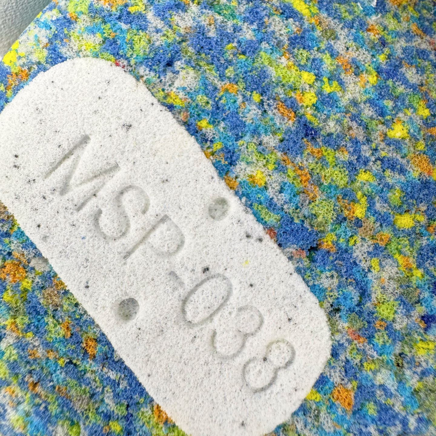 图片[22]-＃CS纯原 PUMA Speedca OG 彪马极速赛车系列低帮德训风拼接复古百搭休闲运动赛车鞋 鞋款从80、90年代赛车手所穿的防火赛车鞋为原型，鞋身线条模仿了赛车的流线廓形，体现了空气动力学原理的结构。简约流畅的外观，恰好又和贯穿其中的Formstrip Logo融合恰到好处，视觉上细节丰富且协调。本次Speedcat OG鞋款归来，最大看点自然式保留了窄版鞋型以及薄底构造。这两年各品牌鞋底越做越厚，Speedcat反其道而行之，上脚几乎无鞋底的效果带来耳目一新的视觉体验。鞋面依旧是以质感细腻的麂皮材质打造，并且大面积近乎全包裹的使用，复古味道也愈发浓烈。配色上更是将最原始的黑色和红色带回，向F1赛车队的标志性队服致敬。相信让各位一眼种草的更多是出挑的大红色，上脚即可瞬间点亮整体造型，在以球鞋为核心的OOTD中脱颖而出。而另一款黑色则是低调的万金油，彰显新潮个性的同时又不喧宾夺主，也是热爱简约系穿搭朋友的首选。 尺码：35.5 36 37 37.5 38 38.5 39 40 40.5 41 42 42.5 43 44 44.5 45-选品中心