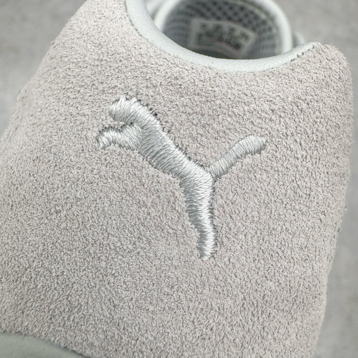 图片[17]-＃CS纯原 PUMA Speedca OG 彪马极速赛车系列低帮德训风拼接复古百搭休闲运动赛车鞋 鞋款从80、90年代赛车手所穿的防火赛车鞋为原型，鞋身线条模仿了赛车的流线廓形，体现了空气动力学原理的结构。简约流畅的外观，恰好又和贯穿其中的Formstrip Logo融合恰到好处，视觉上细节丰富且协调。本次Speedcat OG鞋款归来，最大看点自然式保留了窄版鞋型以及薄底构造。这两年各品牌鞋底越做越厚，Speedcat反其道而行之，上脚几乎无鞋底的效果带来耳目一新的视觉体验。鞋面依旧是以质感细腻的麂皮材质打造，并且大面积近乎全包裹的使用，复古味道也愈发浓烈。配色上更是将最原始的黑色和红色带回，向F1赛车队的标志性队服致敬。相信让各位一眼种草的更多是出挑的大红色，上脚即可瞬间点亮整体造型，在以球鞋为核心的OOTD中脱颖而出。而另一款黑色则是低调的万金油，彰显新潮个性的同时又不喧宾夺主，也是热爱简约系穿搭朋友的首选。 尺码：35.5 36 37 37.5 38 38.5 39 40 40.5 41 42 42.5 43 44 44.5 45-选品中心