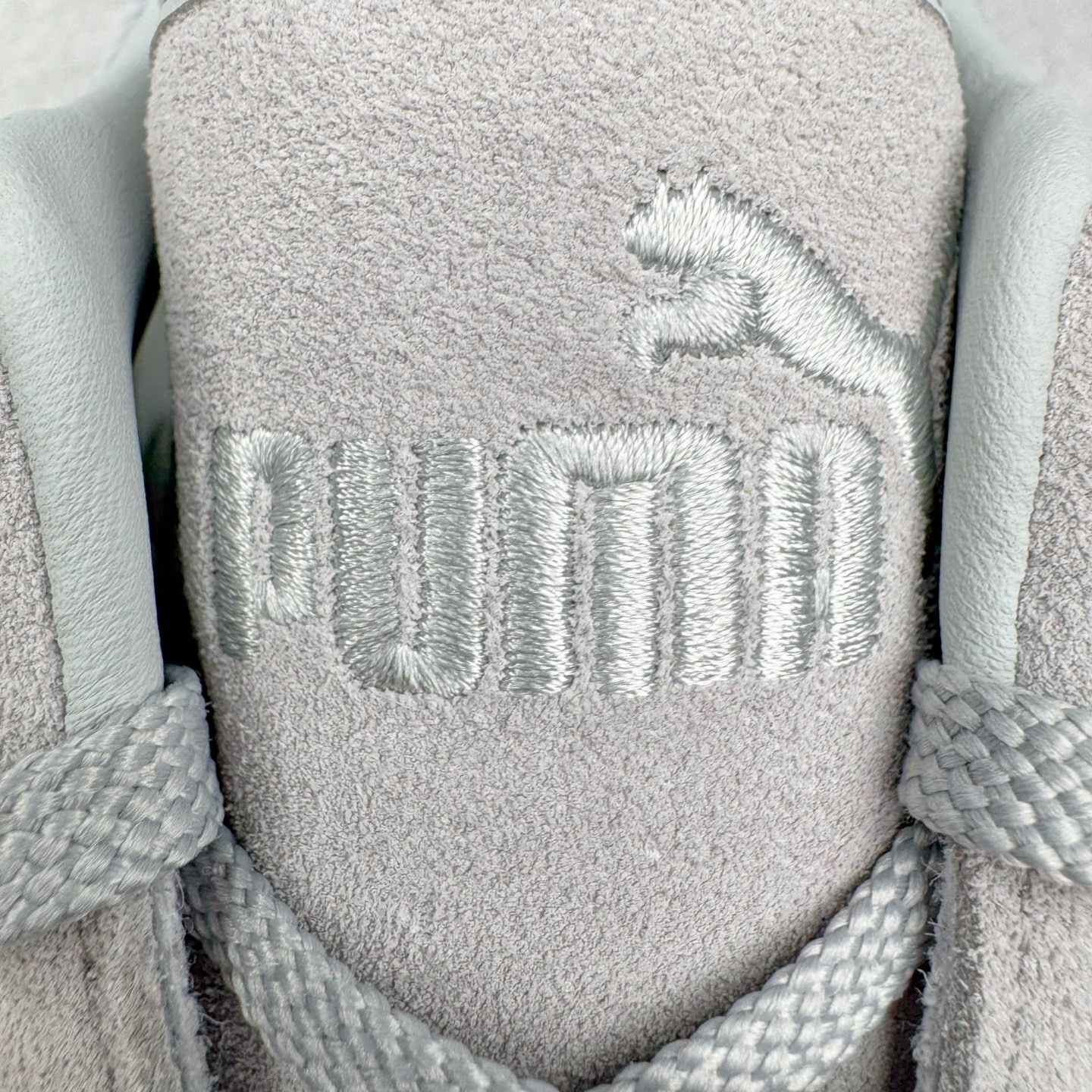 图片[13]-＃CS纯原 PUMA Speedca OG 彪马极速赛车系列低帮德训风拼接复古百搭休闲运动赛车鞋 鞋款从80、90年代赛车手所穿的防火赛车鞋为原型，鞋身线条模仿了赛车的流线廓形，体现了空气动力学原理的结构。简约流畅的外观，恰好又和贯穿其中的Formstrip Logo融合恰到好处，视觉上细节丰富且协调。本次Speedcat OG鞋款归来，最大看点自然式保留了窄版鞋型以及薄底构造。这两年各品牌鞋底越做越厚，Speedcat反其道而行之，上脚几乎无鞋底的效果带来耳目一新的视觉体验。鞋面依旧是以质感细腻的麂皮材质打造，并且大面积近乎全包裹的使用，复古味道也愈发浓烈。配色上更是将最原始的黑色和红色带回，向F1赛车队的标志性队服致敬。相信让各位一眼种草的更多是出挑的大红色，上脚即可瞬间点亮整体造型，在以球鞋为核心的OOTD中脱颖而出。而另一款黑色则是低调的万金油，彰显新潮个性的同时又不喧宾夺主，也是热爱简约系穿搭朋友的首选。 尺码：35.5 36 37 37.5 38 38.5 39 40 40.5 41 42 42.5 43 44 44.5 45-选品中心