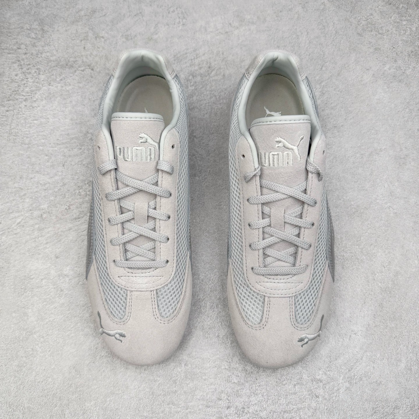 图片[2]-＃CS纯原 PUMA Speedca OG 彪马极速赛车系列低帮德训风拼接复古百搭休闲运动赛车鞋 鞋款从80、90年代赛车手所穿的防火赛车鞋为原型，鞋身线条模仿了赛车的流线廓形，体现了空气动力学原理的结构。简约流畅的外观，恰好又和贯穿其中的Formstrip Logo融合恰到好处，视觉上细节丰富且协调。本次Speedcat OG鞋款归来，最大看点自然式保留了窄版鞋型以及薄底构造。这两年各品牌鞋底越做越厚，Speedcat反其道而行之，上脚几乎无鞋底的效果带来耳目一新的视觉体验。鞋面依旧是以质感细腻的麂皮材质打造，并且大面积近乎全包裹的使用，复古味道也愈发浓烈。配色上更是将最原始的黑色和红色带回，向F1赛车队的标志性队服致敬。相信让各位一眼种草的更多是出挑的大红色，上脚即可瞬间点亮整体造型，在以球鞋为核心的OOTD中脱颖而出。而另一款黑色则是低调的万金油，彰显新潮个性的同时又不喧宾夺主，也是热爱简约系穿搭朋友的首选。 尺码：35.5 36 37 37.5 38 38.5 39 40 40.5 41 42 42.5 43 44 44.5 45-选品中心