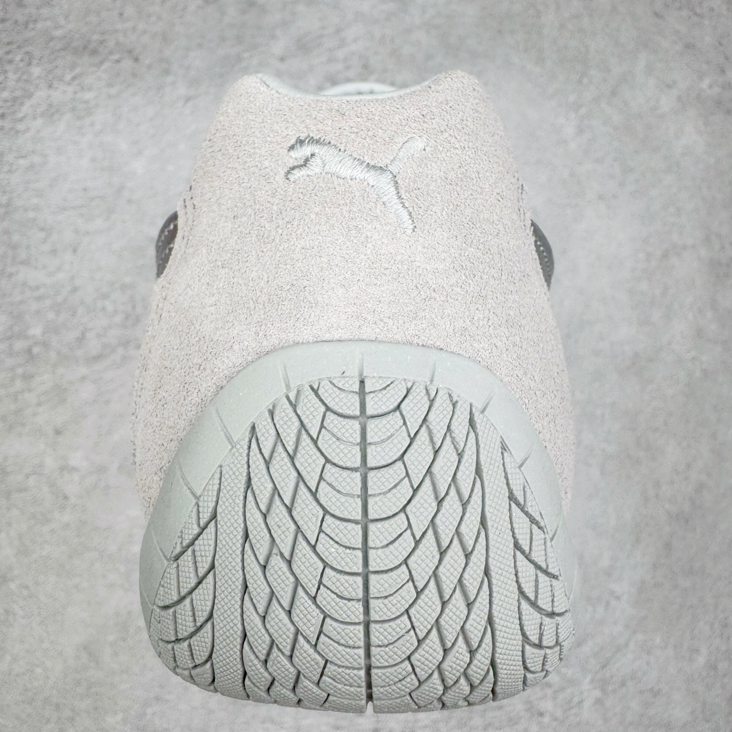 图片[8]-＃CS纯原 PUMA Speedca OG 彪马极速赛车系列低帮德训风拼接复古百搭休闲运动赛车鞋 鞋款从80、90年代赛车手所穿的防火赛车鞋为原型，鞋身线条模仿了赛车的流线廓形，体现了空气动力学原理的结构。简约流畅的外观，恰好又和贯穿其中的Formstrip Logo融合恰到好处，视觉上细节丰富且协调。本次Speedcat OG鞋款归来，最大看点自然式保留了窄版鞋型以及薄底构造。这两年各品牌鞋底越做越厚，Speedcat反其道而行之，上脚几乎无鞋底的效果带来耳目一新的视觉体验。鞋面依旧是以质感细腻的麂皮材质打造，并且大面积近乎全包裹的使用，复古味道也愈发浓烈。配色上更是将最原始的黑色和红色带回，向F1赛车队的标志性队服致敬。相信让各位一眼种草的更多是出挑的大红色，上脚即可瞬间点亮整体造型，在以球鞋为核心的OOTD中脱颖而出。而另一款黑色则是低调的万金油，彰显新潮个性的同时又不喧宾夺主，也是热爱简约系穿搭朋友的首选。 尺码：35.5 36 37 37.5 38 38.5 39 40 40.5 41 42 42.5 43 44 44.5 45-选品中心