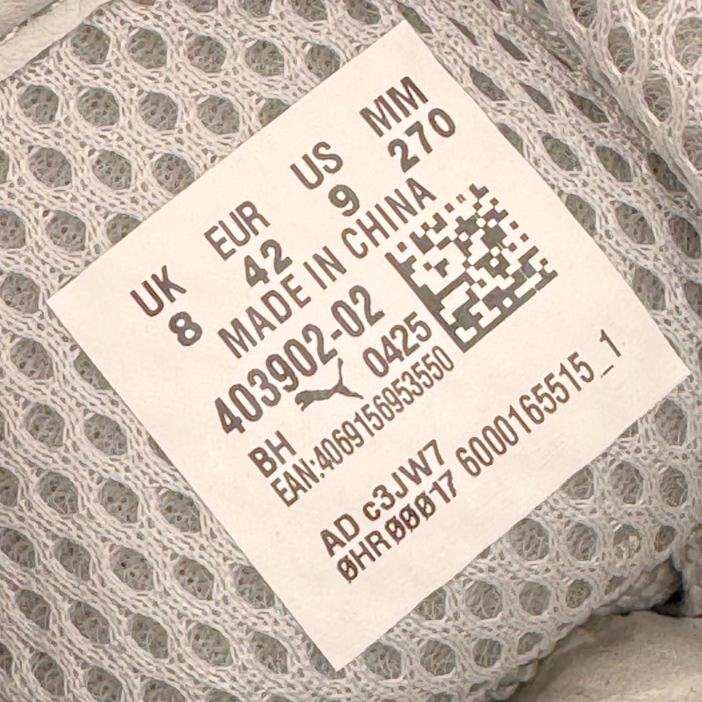 图片[11]-＃CS纯原 PUMA Speedca OG 彪马极速赛车系列低帮德训风拼接复古百搭休闲运动赛车鞋 鞋款从80、90年代赛车手所穿的防火赛车鞋为原型，鞋身线条模仿了赛车的流线廓形，体现了空气动力学原理的结构。简约流畅的外观，恰好又和贯穿其中的Formstrip Logo融合恰到好处，视觉上细节丰富且协调。本次Speedcat OG鞋款归来，最大看点自然式保留了窄版鞋型以及薄底构造。这两年各品牌鞋底越做越厚，Speedcat反其道而行之，上脚几乎无鞋底的效果带来耳目一新的视觉体验。鞋面依旧是以质感细腻的麂皮材质打造，并且大面积近乎全包裹的使用，复古味道也愈发浓烈。配色上更是将最原始的黑色和红色带回，向F1赛车队的标志性队服致敬。相信让各位一眼种草的更多是出挑的大红色，上脚即可瞬间点亮整体造型，在以球鞋为核心的OOTD中脱颖而出。而另一款黑色则是低调的万金油，彰显新潮个性的同时又不喧宾夺主，也是热爱简约系穿搭朋友的首选。 尺码：35.5 36 37 37.5 38 38.5 39 40 40.5 41 42 42.5 43 44 44.5 45-选品中心
