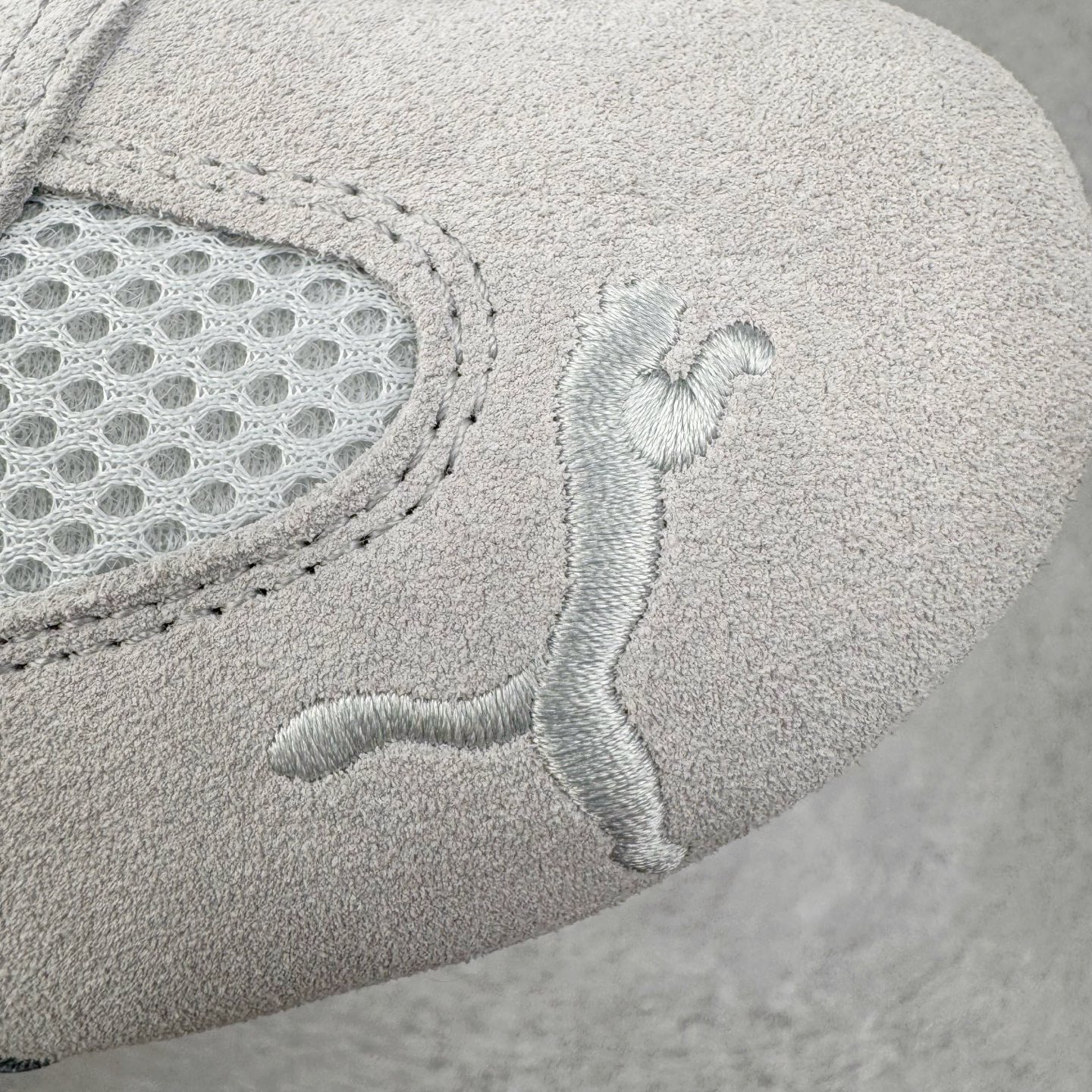 图片[15]-＃CS纯原 PUMA Speedca OG 彪马极速赛车系列低帮德训风拼接复古百搭休闲运动赛车鞋 鞋款从80、90年代赛车手所穿的防火赛车鞋为原型，鞋身线条模仿了赛车的流线廓形，体现了空气动力学原理的结构。简约流畅的外观，恰好又和贯穿其中的Formstrip Logo融合恰到好处，视觉上细节丰富且协调。本次Speedcat OG鞋款归来，最大看点自然式保留了窄版鞋型以及薄底构造。这两年各品牌鞋底越做越厚，Speedcat反其道而行之，上脚几乎无鞋底的效果带来耳目一新的视觉体验。鞋面依旧是以质感细腻的麂皮材质打造，并且大面积近乎全包裹的使用，复古味道也愈发浓烈。配色上更是将最原始的黑色和红色带回，向F1赛车队的标志性队服致敬。相信让各位一眼种草的更多是出挑的大红色，上脚即可瞬间点亮整体造型，在以球鞋为核心的OOTD中脱颖而出。而另一款黑色则是低调的万金油，彰显新潮个性的同时又不喧宾夺主，也是热爱简约系穿搭朋友的首选。 尺码：35.5 36 37 37.5 38 38.5 39 40 40.5 41 42 42.5 43 44 44.5 45-选品中心