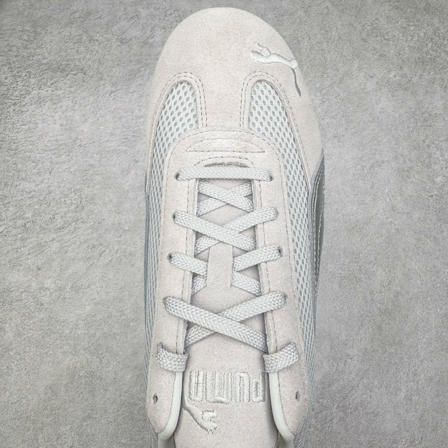 图片[4]-＃CS纯原 PUMA Speedca OG 彪马极速赛车系列低帮德训风拼接复古百搭休闲运动赛车鞋 鞋款从80、90年代赛车手所穿的防火赛车鞋为原型，鞋身线条模仿了赛车的流线廓形，体现了空气动力学原理的结构。简约流畅的外观，恰好又和贯穿其中的Formstrip Logo融合恰到好处，视觉上细节丰富且协调。本次Speedcat OG鞋款归来，最大看点自然式保留了窄版鞋型以及薄底构造。这两年各品牌鞋底越做越厚，Speedcat反其道而行之，上脚几乎无鞋底的效果带来耳目一新的视觉体验。鞋面依旧是以质感细腻的麂皮材质打造，并且大面积近乎全包裹的使用，复古味道也愈发浓烈。配色上更是将最原始的黑色和红色带回，向F1赛车队的标志性队服致敬。相信让各位一眼种草的更多是出挑的大红色，上脚即可瞬间点亮整体造型，在以球鞋为核心的OOTD中脱颖而出。而另一款黑色则是低调的万金油，彰显新潮个性的同时又不喧宾夺主，也是热爱简约系穿搭朋友的首选。 尺码：35.5 36 37 37.5 38 38.5 39 40 40.5 41 42 42.5 43 44 44.5 45-选品中心