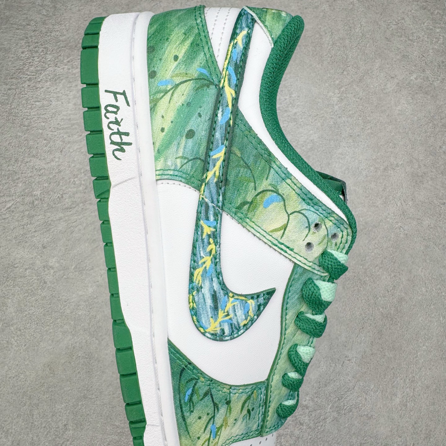 图片[6]-＃YC纯原 NK Dunk Low 柳拂衣 HF5441-101 当Dunk经典廓形邂逅东方自然诗韵，纯白皮革画布上，刺绣柳叶悄然舒展，如风拂衣袂；侧翼Swoosh化作纤柔枝干，随步摇曳的，是鞋帮处蔓延的盎然春意。拒绝千篇一律的复刻，以手绘温度唤醒鞋柜春天。步履生风，信步春庭，聆听万物生长的频率。定制系列天花板 无原鞋不开发 全系列得物原鞋一比一校对开发 配色持续更新中 终端对接 优势输出 全套原厂楦头原纸板数据档案倾力打造 原汁原味莞产 极致还原 圈内最强针车工艺 高端零售指定版 广东原厂配套原盒原标 鞋盒分三个尺码段 原厂冲刀 超高清洁度 全鞋零毛边皮料切割 采用原厂百宏鞋带以及原厂百宏织唛舌标 内标可供原厂几率过验 进口原装条纹中底布 四线拉帮白色点胶 原厂拉帮手法遵循公司 原厂电绣 极致还原 尺码：36 36.5 37.5 38 38.5 39 40 40.5 41 42 42.5 43 44 44.5 45 46-选品中心