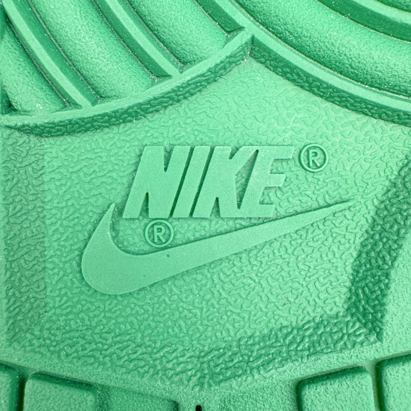 图片[19]-＃YC纯原 NK Dunk Low 柳拂衣 HF5441-101 当Dunk经典廓形邂逅东方自然诗韵，纯白皮革画布上，刺绣柳叶悄然舒展，如风拂衣袂；侧翼Swoosh化作纤柔枝干，随步摇曳的，是鞋帮处蔓延的盎然春意。拒绝千篇一律的复刻，以手绘温度唤醒鞋柜春天。步履生风，信步春庭，聆听万物生长的频率。定制系列天花板 无原鞋不开发 全系列得物原鞋一比一校对开发 配色持续更新中 终端对接 优势输出 全套原厂楦头原纸板数据档案倾力打造 原汁原味莞产 极致还原 圈内最强针车工艺 高端零售指定版 广东原厂配套原盒原标 鞋盒分三个尺码段 原厂冲刀 超高清洁度 全鞋零毛边皮料切割 采用原厂百宏鞋带以及原厂百宏织唛舌标 内标可供原厂几率过验 进口原装条纹中底布 四线拉帮白色点胶 原厂拉帮手法遵循公司 原厂电绣 极致还原 尺码：36 36.5 37.5 38 38.5 39 40 40.5 41 42 42.5 43 44 44.5 45 46-选品中心