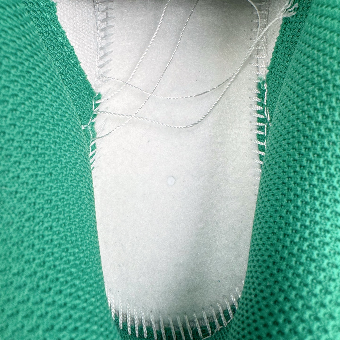 图片[10]-＃YC纯原 NK Dunk Low 柳拂衣 HF5441-101 当Dunk经典廓形邂逅东方自然诗韵，纯白皮革画布上，刺绣柳叶悄然舒展，如风拂衣袂；侧翼Swoosh化作纤柔枝干，随步摇曳的，是鞋帮处蔓延的盎然春意。拒绝千篇一律的复刻，以手绘温度唤醒鞋柜春天。步履生风，信步春庭，聆听万物生长的频率。定制系列天花板 无原鞋不开发 全系列得物原鞋一比一校对开发 配色持续更新中 终端对接 优势输出 全套原厂楦头原纸板数据档案倾力打造 原汁原味莞产 极致还原 圈内最强针车工艺 高端零售指定版 广东原厂配套原盒原标 鞋盒分三个尺码段 原厂冲刀 超高清洁度 全鞋零毛边皮料切割 采用原厂百宏鞋带以及原厂百宏织唛舌标 内标可供原厂几率过验 进口原装条纹中底布 四线拉帮白色点胶 原厂拉帮手法遵循公司 原厂电绣 极致还原 尺码：36 36.5 37.5 38 38.5 39 40 40.5 41 42 42.5 43 44 44.5 45 46-选品中心