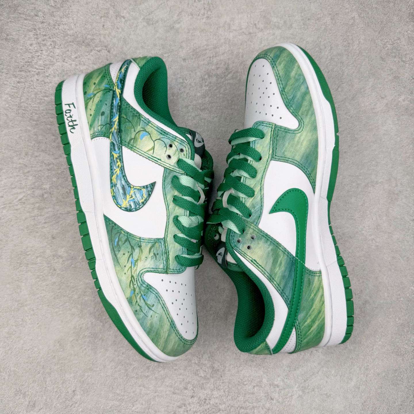 图片[3]-＃YC纯原 NK Dunk Low 柳拂衣 HF5441-101 当Dunk经典廓形邂逅东方自然诗韵，纯白皮革画布上，刺绣柳叶悄然舒展，如风拂衣袂；侧翼Swoosh化作纤柔枝干，随步摇曳的，是鞋帮处蔓延的盎然春意。拒绝千篇一律的复刻，以手绘温度唤醒鞋柜春天。步履生风，信步春庭，聆听万物生长的频率。定制系列天花板 无原鞋不开发 全系列得物原鞋一比一校对开发 配色持续更新中 终端对接 优势输出 全套原厂楦头原纸板数据档案倾力打造 原汁原味莞产 极致还原 圈内最强针车工艺 高端零售指定版 广东原厂配套原盒原标 鞋盒分三个尺码段 原厂冲刀 超高清洁度 全鞋零毛边皮料切割 采用原厂百宏鞋带以及原厂百宏织唛舌标 内标可供原厂几率过验 进口原装条纹中底布 四线拉帮白色点胶 原厂拉帮手法遵循公司 原厂电绣 极致还原 尺码：36 36.5 37.5 38 38.5 39 40 40.5 41 42 42.5 43 44 44.5 45 46-选品中心