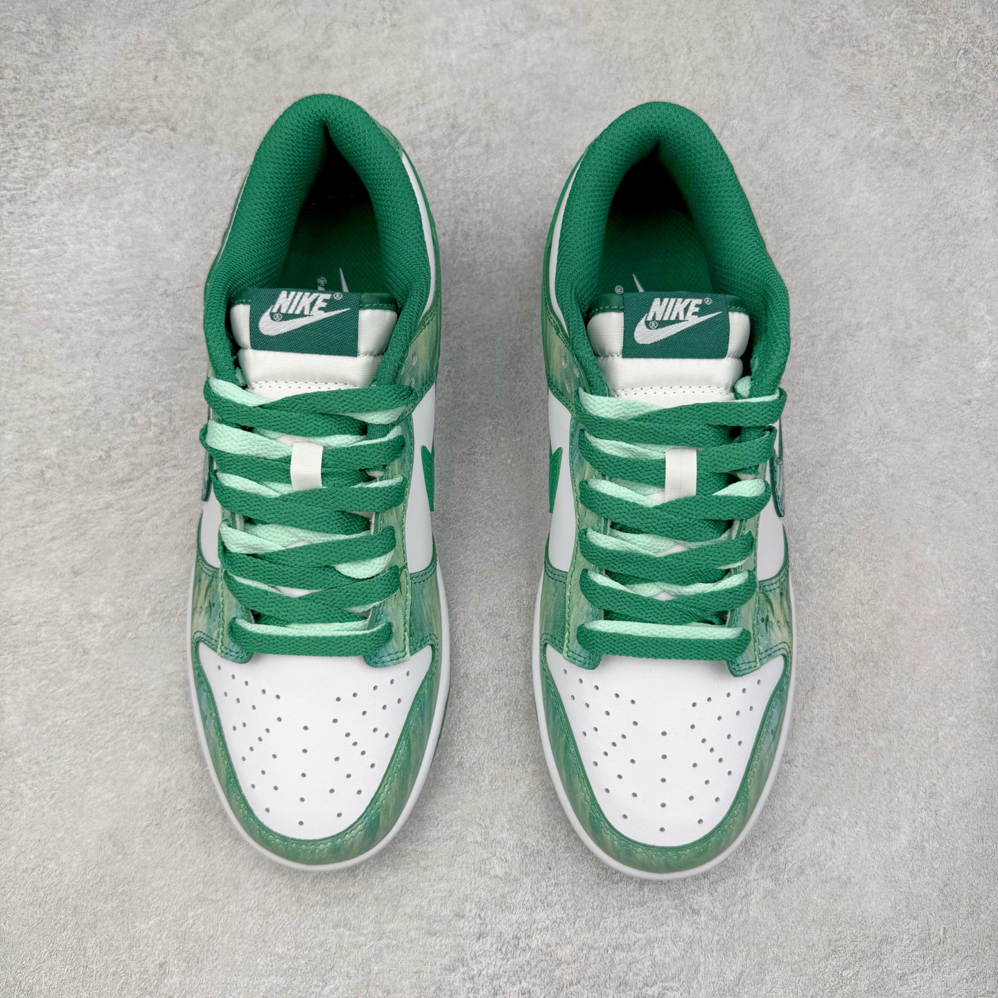 图片[2]-＃YC纯原 NK Dunk Low 柳拂衣 HF5441-101 当Dunk经典廓形邂逅东方自然诗韵，纯白皮革画布上，刺绣柳叶悄然舒展，如风拂衣袂；侧翼Swoosh化作纤柔枝干，随步摇曳的，是鞋帮处蔓延的盎然春意。拒绝千篇一律的复刻，以手绘温度唤醒鞋柜春天。步履生风，信步春庭，聆听万物生长的频率。定制系列天花板 无原鞋不开发 全系列得物原鞋一比一校对开发 配色持续更新中 终端对接 优势输出 全套原厂楦头原纸板数据档案倾力打造 原汁原味莞产 极致还原 圈内最强针车工艺 高端零售指定版 广东原厂配套原盒原标 鞋盒分三个尺码段 原厂冲刀 超高清洁度 全鞋零毛边皮料切割 采用原厂百宏鞋带以及原厂百宏织唛舌标 内标可供原厂几率过验 进口原装条纹中底布 四线拉帮白色点胶 原厂拉帮手法遵循公司 原厂电绣 极致还原 尺码：36 36.5 37.5 38 38.5 39 40 40.5 41 42 42.5 43 44 44.5 45 46-选品中心