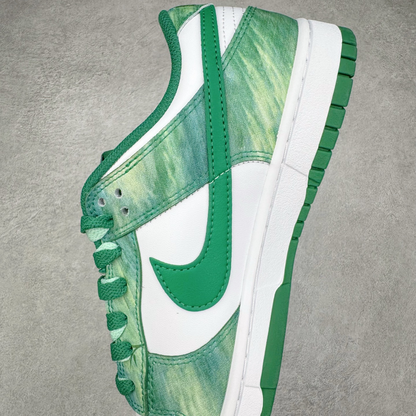 图片[7]-＃YC纯原 NK Dunk Low 柳拂衣 HF5441-101 当Dunk经典廓形邂逅东方自然诗韵，纯白皮革画布上，刺绣柳叶悄然舒展，如风拂衣袂；侧翼Swoosh化作纤柔枝干，随步摇曳的，是鞋帮处蔓延的盎然春意。拒绝千篇一律的复刻，以手绘温度唤醒鞋柜春天。步履生风，信步春庭，聆听万物生长的频率。定制系列天花板 无原鞋不开发 全系列得物原鞋一比一校对开发 配色持续更新中 终端对接 优势输出 全套原厂楦头原纸板数据档案倾力打造 原汁原味莞产 极致还原 圈内最强针车工艺 高端零售指定版 广东原厂配套原盒原标 鞋盒分三个尺码段 原厂冲刀 超高清洁度 全鞋零毛边皮料切割 采用原厂百宏鞋带以及原厂百宏织唛舌标 内标可供原厂几率过验 进口原装条纹中底布 四线拉帮白色点胶 原厂拉帮手法遵循公司 原厂电绣 极致还原 尺码：36 36.5 37.5 38 38.5 39 40 40.5 41 42 42.5 43 44 44.5 45 46-选品中心