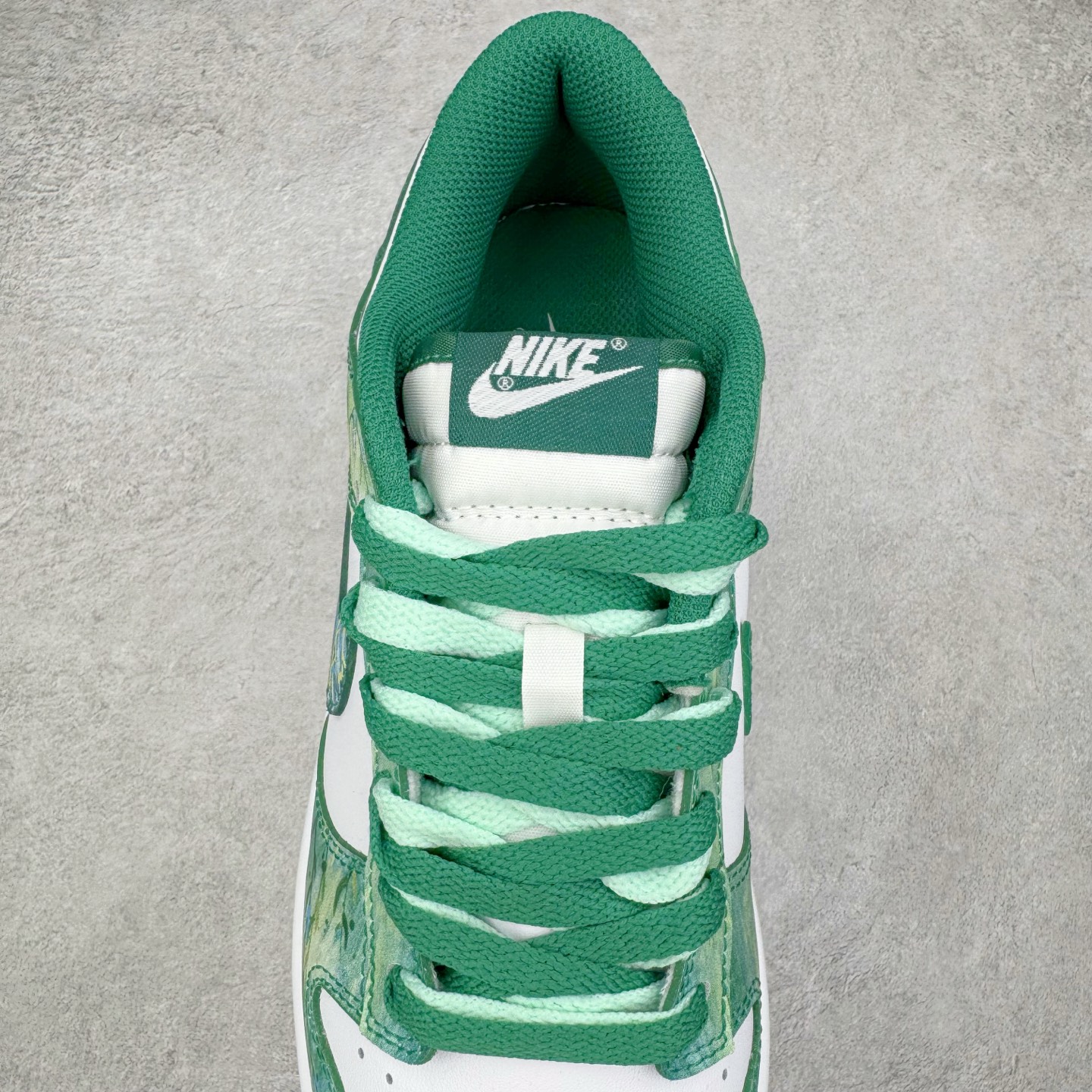 图片[5]-＃YC纯原 NK Dunk Low 柳拂衣 HF5441-101 当Dunk经典廓形邂逅东方自然诗韵，纯白皮革画布上，刺绣柳叶悄然舒展，如风拂衣袂；侧翼Swoosh化作纤柔枝干，随步摇曳的，是鞋帮处蔓延的盎然春意。拒绝千篇一律的复刻，以手绘温度唤醒鞋柜春天。步履生风，信步春庭，聆听万物生长的频率。定制系列天花板 无原鞋不开发 全系列得物原鞋一比一校对开发 配色持续更新中 终端对接 优势输出 全套原厂楦头原纸板数据档案倾力打造 原汁原味莞产 极致还原 圈内最强针车工艺 高端零售指定版 广东原厂配套原盒原标 鞋盒分三个尺码段 原厂冲刀 超高清洁度 全鞋零毛边皮料切割 采用原厂百宏鞋带以及原厂百宏织唛舌标 内标可供原厂几率过验 进口原装条纹中底布 四线拉帮白色点胶 原厂拉帮手法遵循公司 原厂电绣 极致还原 尺码：36 36.5 37.5 38 38.5 39 40 40.5 41 42 42.5 43 44 44.5 45 46-选品中心