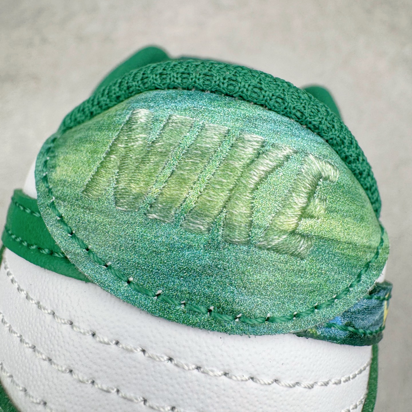 图片[15]-＃YC纯原 NK Dunk Low 柳拂衣 HF5441-101 当Dunk经典廓形邂逅东方自然诗韵，纯白皮革画布上，刺绣柳叶悄然舒展，如风拂衣袂；侧翼Swoosh化作纤柔枝干，随步摇曳的，是鞋帮处蔓延的盎然春意。拒绝千篇一律的复刻，以手绘温度唤醒鞋柜春天。步履生风，信步春庭，聆听万物生长的频率。定制系列天花板 无原鞋不开发 全系列得物原鞋一比一校对开发 配色持续更新中 终端对接 优势输出 全套原厂楦头原纸板数据档案倾力打造 原汁原味莞产 极致还原 圈内最强针车工艺 高端零售指定版 广东原厂配套原盒原标 鞋盒分三个尺码段 原厂冲刀 超高清洁度 全鞋零毛边皮料切割 采用原厂百宏鞋带以及原厂百宏织唛舌标 内标可供原厂几率过验 进口原装条纹中底布 四线拉帮白色点胶 原厂拉帮手法遵循公司 原厂电绣 极致还原 尺码：36 36.5 37.5 38 38.5 39 40 40.5 41 42 42.5 43 44 44.5 45 46-选品中心