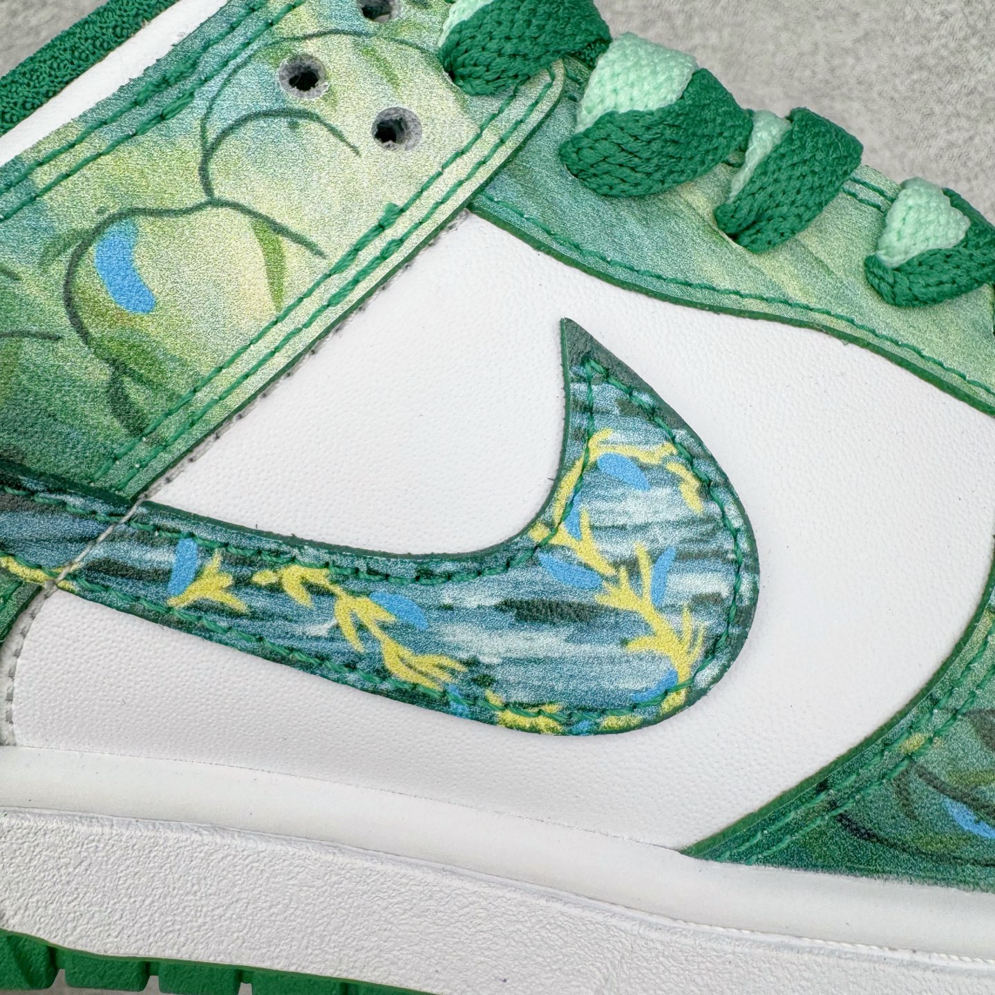 图片[17]-＃YC纯原 NK Dunk Low 柳拂衣 HF5441-101 当Dunk经典廓形邂逅东方自然诗韵，纯白皮革画布上，刺绣柳叶悄然舒展，如风拂衣袂；侧翼Swoosh化作纤柔枝干，随步摇曳的，是鞋帮处蔓延的盎然春意。拒绝千篇一律的复刻，以手绘温度唤醒鞋柜春天。步履生风，信步春庭，聆听万物生长的频率。定制系列天花板 无原鞋不开发 全系列得物原鞋一比一校对开发 配色持续更新中 终端对接 优势输出 全套原厂楦头原纸板数据档案倾力打造 原汁原味莞产 极致还原 圈内最强针车工艺 高端零售指定版 广东原厂配套原盒原标 鞋盒分三个尺码段 原厂冲刀 超高清洁度 全鞋零毛边皮料切割 采用原厂百宏鞋带以及原厂百宏织唛舌标 内标可供原厂几率过验 进口原装条纹中底布 四线拉帮白色点胶 原厂拉帮手法遵循公司 原厂电绣 极致还原 尺码：36 36.5 37.5 38 38.5 39 40 40.5 41 42 42.5 43 44 44.5 45 46-选品中心