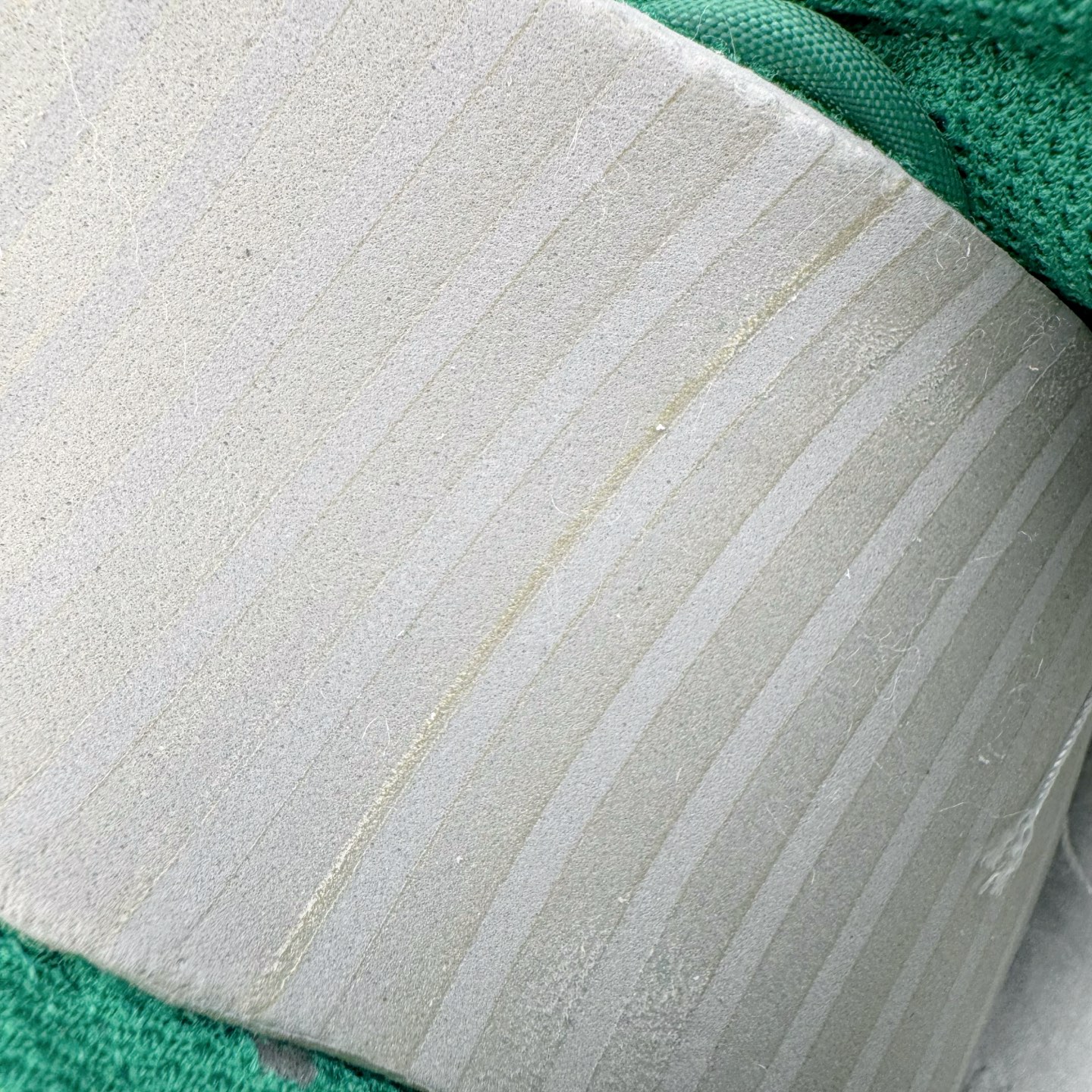 图片[11]-＃YC纯原 NK Dunk Low 柳拂衣 HF5441-101 当Dunk经典廓形邂逅东方自然诗韵，纯白皮革画布上，刺绣柳叶悄然舒展，如风拂衣袂；侧翼Swoosh化作纤柔枝干，随步摇曳的，是鞋帮处蔓延的盎然春意。拒绝千篇一律的复刻，以手绘温度唤醒鞋柜春天。步履生风，信步春庭，聆听万物生长的频率。定制系列天花板 无原鞋不开发 全系列得物原鞋一比一校对开发 配色持续更新中 终端对接 优势输出 全套原厂楦头原纸板数据档案倾力打造 原汁原味莞产 极致还原 圈内最强针车工艺 高端零售指定版 广东原厂配套原盒原标 鞋盒分三个尺码段 原厂冲刀 超高清洁度 全鞋零毛边皮料切割 采用原厂百宏鞋带以及原厂百宏织唛舌标 内标可供原厂几率过验 进口原装条纹中底布 四线拉帮白色点胶 原厂拉帮手法遵循公司 原厂电绣 极致还原 尺码：36 36.5 37.5 38 38.5 39 40 40.5 41 42 42.5 43 44 44.5 45 46-选品中心