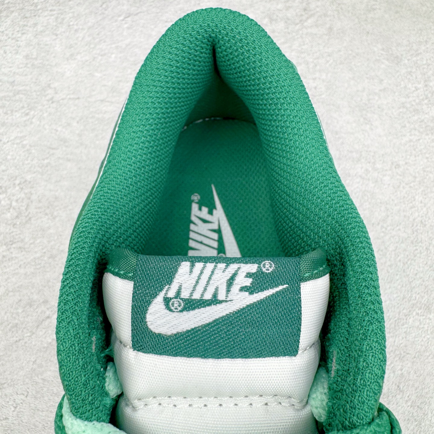 图片[13]-＃YC纯原 NK Dunk Low 柳拂衣 HF5441-101 当Dunk经典廓形邂逅东方自然诗韵，纯白皮革画布上，刺绣柳叶悄然舒展，如风拂衣袂；侧翼Swoosh化作纤柔枝干，随步摇曳的，是鞋帮处蔓延的盎然春意。拒绝千篇一律的复刻，以手绘温度唤醒鞋柜春天。步履生风，信步春庭，聆听万物生长的频率。定制系列天花板 无原鞋不开发 全系列得物原鞋一比一校对开发 配色持续更新中 终端对接 优势输出 全套原厂楦头原纸板数据档案倾力打造 原汁原味莞产 极致还原 圈内最强针车工艺 高端零售指定版 广东原厂配套原盒原标 鞋盒分三个尺码段 原厂冲刀 超高清洁度 全鞋零毛边皮料切割 采用原厂百宏鞋带以及原厂百宏织唛舌标 内标可供原厂几率过验 进口原装条纹中底布 四线拉帮白色点胶 原厂拉帮手法遵循公司 原厂电绣 极致还原 尺码：36 36.5 37.5 38 38.5 39 40 40.5 41 42 42.5 43 44 44.5 45 46-选品中心