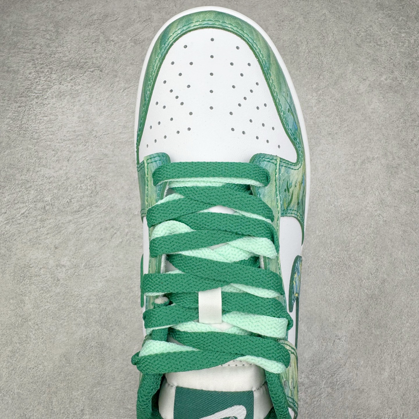 图片[4]-＃YC纯原 NK Dunk Low 柳拂衣 HF5441-101 当Dunk经典廓形邂逅东方自然诗韵，纯白皮革画布上，刺绣柳叶悄然舒展，如风拂衣袂；侧翼Swoosh化作纤柔枝干，随步摇曳的，是鞋帮处蔓延的盎然春意。拒绝千篇一律的复刻，以手绘温度唤醒鞋柜春天。步履生风，信步春庭，聆听万物生长的频率。定制系列天花板 无原鞋不开发 全系列得物原鞋一比一校对开发 配色持续更新中 终端对接 优势输出 全套原厂楦头原纸板数据档案倾力打造 原汁原味莞产 极致还原 圈内最强针车工艺 高端零售指定版 广东原厂配套原盒原标 鞋盒分三个尺码段 原厂冲刀 超高清洁度 全鞋零毛边皮料切割 采用原厂百宏鞋带以及原厂百宏织唛舌标 内标可供原厂几率过验 进口原装条纹中底布 四线拉帮白色点胶 原厂拉帮手法遵循公司 原厂电绣 极致还原 尺码：36 36.5 37.5 38 38.5 39 40 40.5 41 42 42.5 43 44 44.5 45 46-选品中心