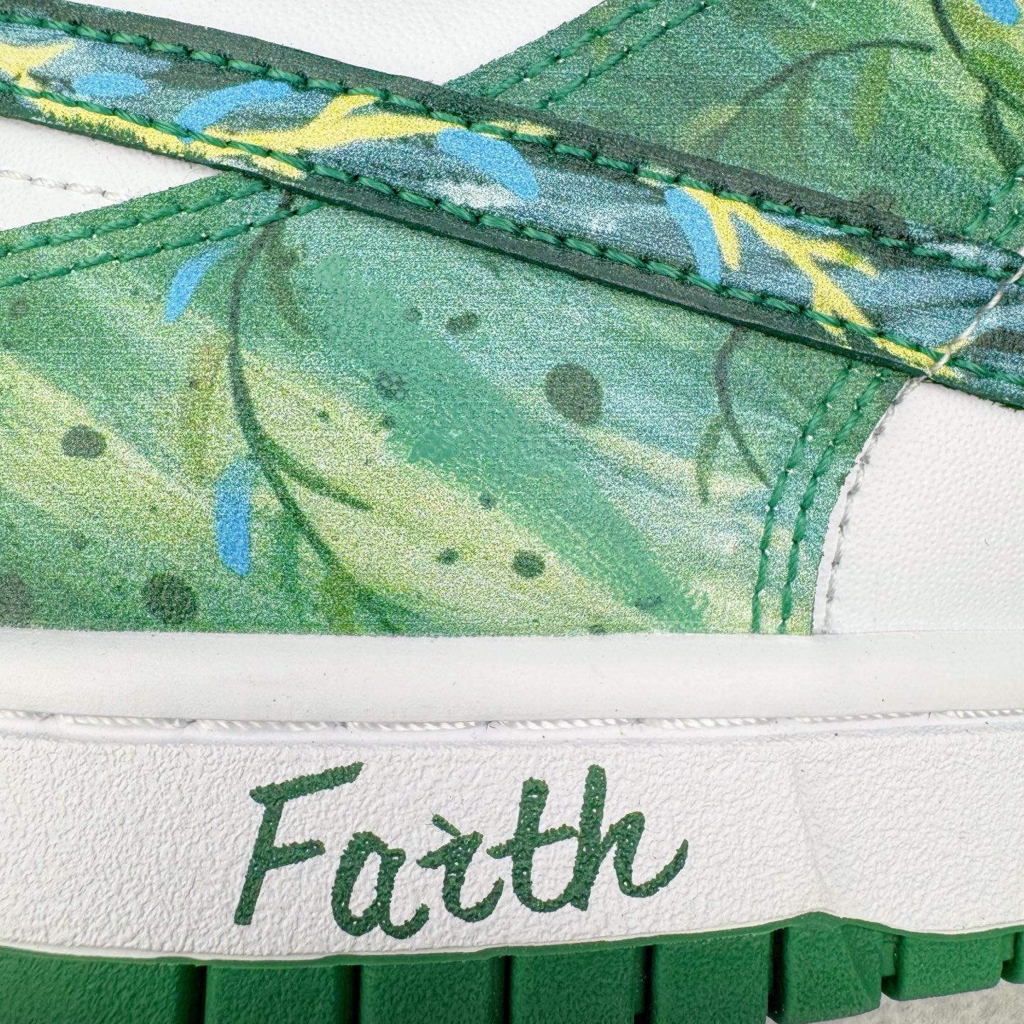 图片[16]-＃YC纯原 NK Dunk Low 柳拂衣 HF5441-101 当Dunk经典廓形邂逅东方自然诗韵，纯白皮革画布上，刺绣柳叶悄然舒展，如风拂衣袂；侧翼Swoosh化作纤柔枝干，随步摇曳的，是鞋帮处蔓延的盎然春意。拒绝千篇一律的复刻，以手绘温度唤醒鞋柜春天。步履生风，信步春庭，聆听万物生长的频率。定制系列天花板 无原鞋不开发 全系列得物原鞋一比一校对开发 配色持续更新中 终端对接 优势输出 全套原厂楦头原纸板数据档案倾力打造 原汁原味莞产 极致还原 圈内最强针车工艺 高端零售指定版 广东原厂配套原盒原标 鞋盒分三个尺码段 原厂冲刀 超高清洁度 全鞋零毛边皮料切割 采用原厂百宏鞋带以及原厂百宏织唛舌标 内标可供原厂几率过验 进口原装条纹中底布 四线拉帮白色点胶 原厂拉帮手法遵循公司 原厂电绣 极致还原 尺码：36 36.5 37.5 38 38.5 39 40 40.5 41 42 42.5 43 44 44.5 45 46-选品中心