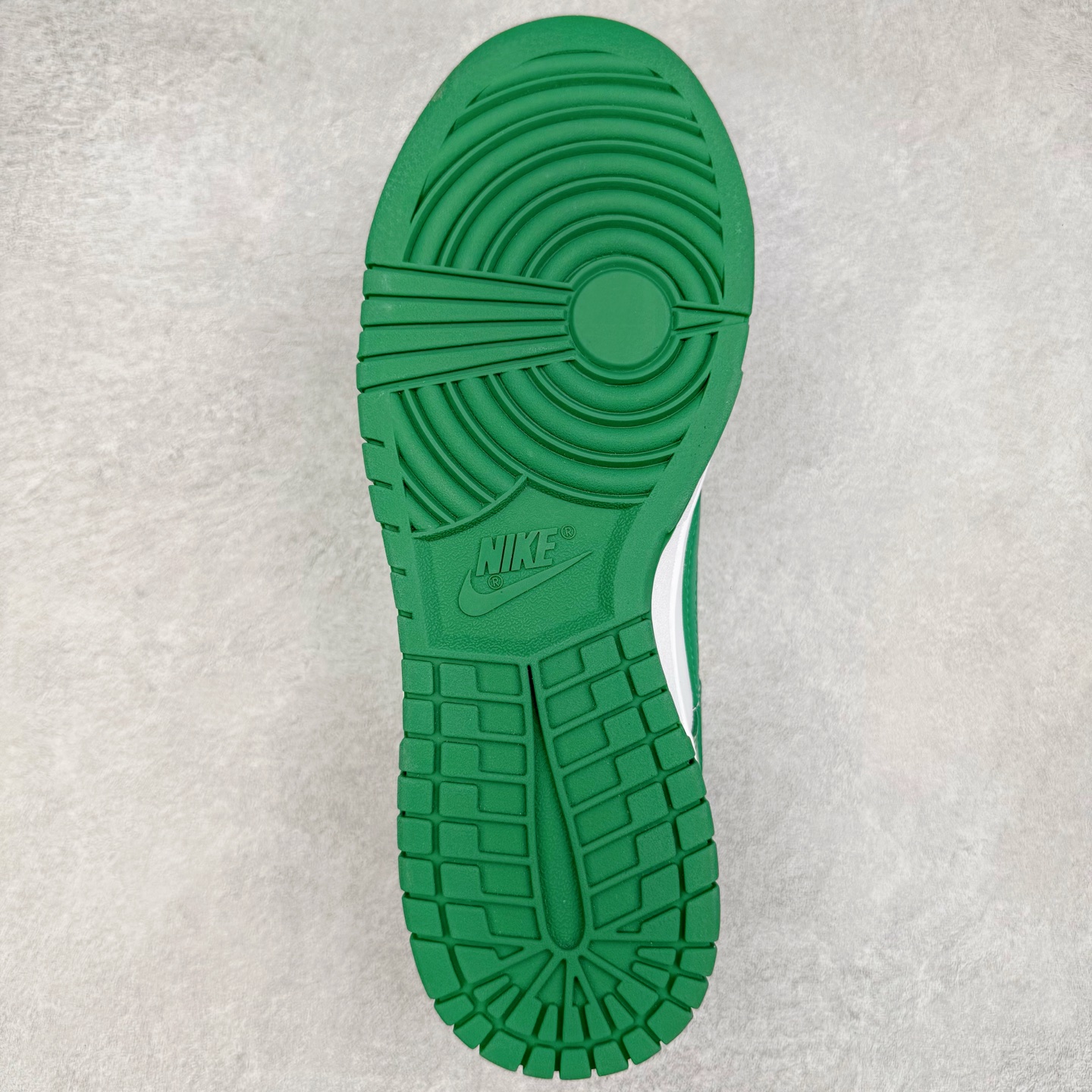 图片[9]-＃YC纯原 NK Dunk Low 柳拂衣 HF5441-101 当Dunk经典廓形邂逅东方自然诗韵，纯白皮革画布上，刺绣柳叶悄然舒展，如风拂衣袂；侧翼Swoosh化作纤柔枝干，随步摇曳的，是鞋帮处蔓延的盎然春意。拒绝千篇一律的复刻，以手绘温度唤醒鞋柜春天。步履生风，信步春庭，聆听万物生长的频率。定制系列天花板 无原鞋不开发 全系列得物原鞋一比一校对开发 配色持续更新中 终端对接 优势输出 全套原厂楦头原纸板数据档案倾力打造 原汁原味莞产 极致还原 圈内最强针车工艺 高端零售指定版 广东原厂配套原盒原标 鞋盒分三个尺码段 原厂冲刀 超高清洁度 全鞋零毛边皮料切割 采用原厂百宏鞋带以及原厂百宏织唛舌标 内标可供原厂几率过验 进口原装条纹中底布 四线拉帮白色点胶 原厂拉帮手法遵循公司 原厂电绣 极致还原 尺码：36 36.5 37.5 38 38.5 39 40 40.5 41 42 42.5 43 44 44.5 45 46-选品中心