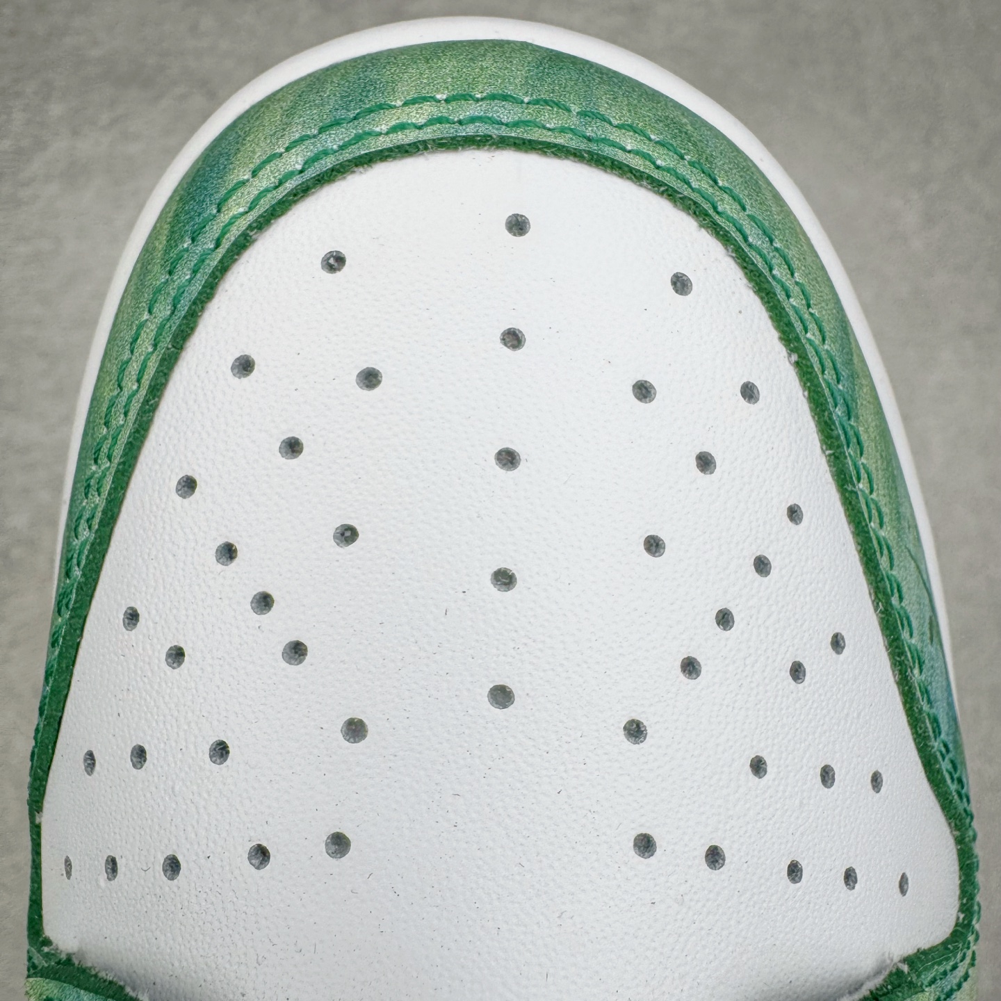 图片[14]-＃YC纯原 NK Dunk Low 柳拂衣 HF5441-101 当Dunk经典廓形邂逅东方自然诗韵，纯白皮革画布上，刺绣柳叶悄然舒展，如风拂衣袂；侧翼Swoosh化作纤柔枝干，随步摇曳的，是鞋帮处蔓延的盎然春意。拒绝千篇一律的复刻，以手绘温度唤醒鞋柜春天。步履生风，信步春庭，聆听万物生长的频率。定制系列天花板 无原鞋不开发 全系列得物原鞋一比一校对开发 配色持续更新中 终端对接 优势输出 全套原厂楦头原纸板数据档案倾力打造 原汁原味莞产 极致还原 圈内最强针车工艺 高端零售指定版 广东原厂配套原盒原标 鞋盒分三个尺码段 原厂冲刀 超高清洁度 全鞋零毛边皮料切割 采用原厂百宏鞋带以及原厂百宏织唛舌标 内标可供原厂几率过验 进口原装条纹中底布 四线拉帮白色点胶 原厂拉帮手法遵循公司 原厂电绣 极致还原 尺码：36 36.5 37.5 38 38.5 39 40 40.5 41 42 42.5 43 44 44.5 45 46-选品中心