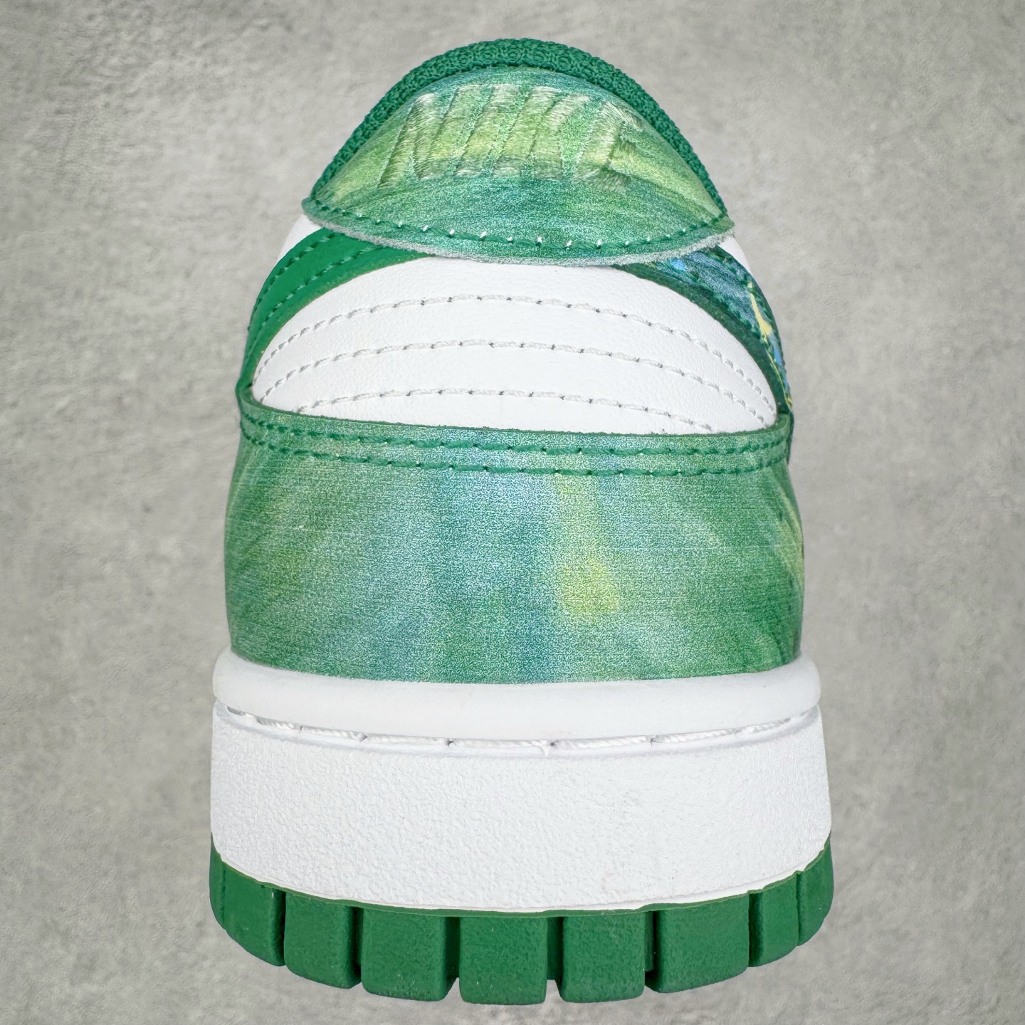 图片[8]-＃YC纯原 NK Dunk Low 柳拂衣 HF5441-101 当Dunk经典廓形邂逅东方自然诗韵，纯白皮革画布上，刺绣柳叶悄然舒展，如风拂衣袂；侧翼Swoosh化作纤柔枝干，随步摇曳的，是鞋帮处蔓延的盎然春意。拒绝千篇一律的复刻，以手绘温度唤醒鞋柜春天。步履生风，信步春庭，聆听万物生长的频率。定制系列天花板 无原鞋不开发 全系列得物原鞋一比一校对开发 配色持续更新中 终端对接 优势输出 全套原厂楦头原纸板数据档案倾力打造 原汁原味莞产 极致还原 圈内最强针车工艺 高端零售指定版 广东原厂配套原盒原标 鞋盒分三个尺码段 原厂冲刀 超高清洁度 全鞋零毛边皮料切割 采用原厂百宏鞋带以及原厂百宏织唛舌标 内标可供原厂几率过验 进口原装条纹中底布 四线拉帮白色点胶 原厂拉帮手法遵循公司 原厂电绣 极致还原 尺码：36 36.5 37.5 38 38.5 39 40 40.5 41 42 42.5 43 44 44.5 45 46-选品中心