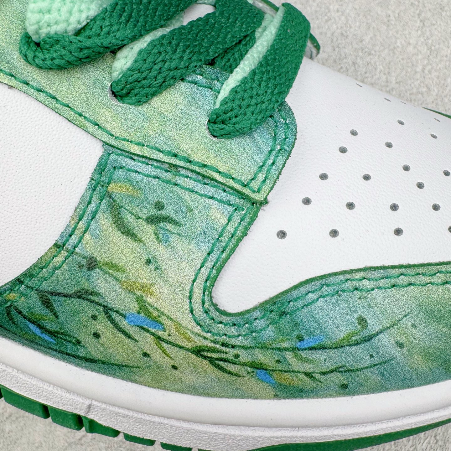 图片[18]-＃YC纯原 NK Dunk Low 柳拂衣 HF5441-101 当Dunk经典廓形邂逅东方自然诗韵，纯白皮革画布上，刺绣柳叶悄然舒展，如风拂衣袂；侧翼Swoosh化作纤柔枝干，随步摇曳的，是鞋帮处蔓延的盎然春意。拒绝千篇一律的复刻，以手绘温度唤醒鞋柜春天。步履生风，信步春庭，聆听万物生长的频率。定制系列天花板 无原鞋不开发 全系列得物原鞋一比一校对开发 配色持续更新中 终端对接 优势输出 全套原厂楦头原纸板数据档案倾力打造 原汁原味莞产 极致还原 圈内最强针车工艺 高端零售指定版 广东原厂配套原盒原标 鞋盒分三个尺码段 原厂冲刀 超高清洁度 全鞋零毛边皮料切割 采用原厂百宏鞋带以及原厂百宏织唛舌标 内标可供原厂几率过验 进口原装条纹中底布 四线拉帮白色点胶 原厂拉帮手法遵循公司 原厂电绣 极致还原 尺码：36 36.5 37.5 38 38.5 39 40 40.5 41 42 42.5 43 44 44.5 45 46-选品中心