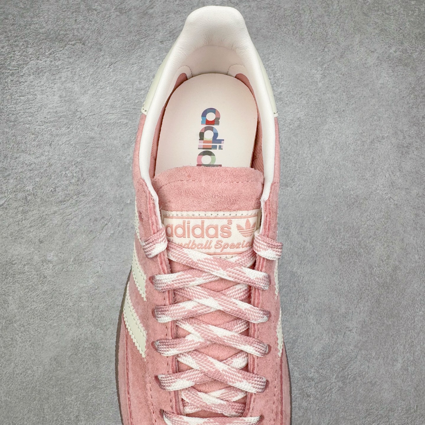 图片[5]-＃C版纯原 AD Originals Handball SPZL 手球运动员系列百搭休闲运动板鞋 KJ6305 这款来自阿迪达斯的这款HANDBALL SPZL前身是一双手球运动鞋，这一次拿来复刻，所以鞋面的主要色彩选用了黑色， 鞋面外侧除了Spezial字母之外还有三叶草标志。Handball SPZL作为复古手球训练鞋与作为室内足球鞋的Samba有着异曲同工之处，但是质感更为出众的鞋身以及丰富的配色选择比起Samba来讲可以说是更胜一筹了！尺码：36 36⅔ 37⅓ 38 38⅔ 39⅓ 40 40⅔ 41⅓ 42 42⅔ 43⅓ 44 45-选品中心