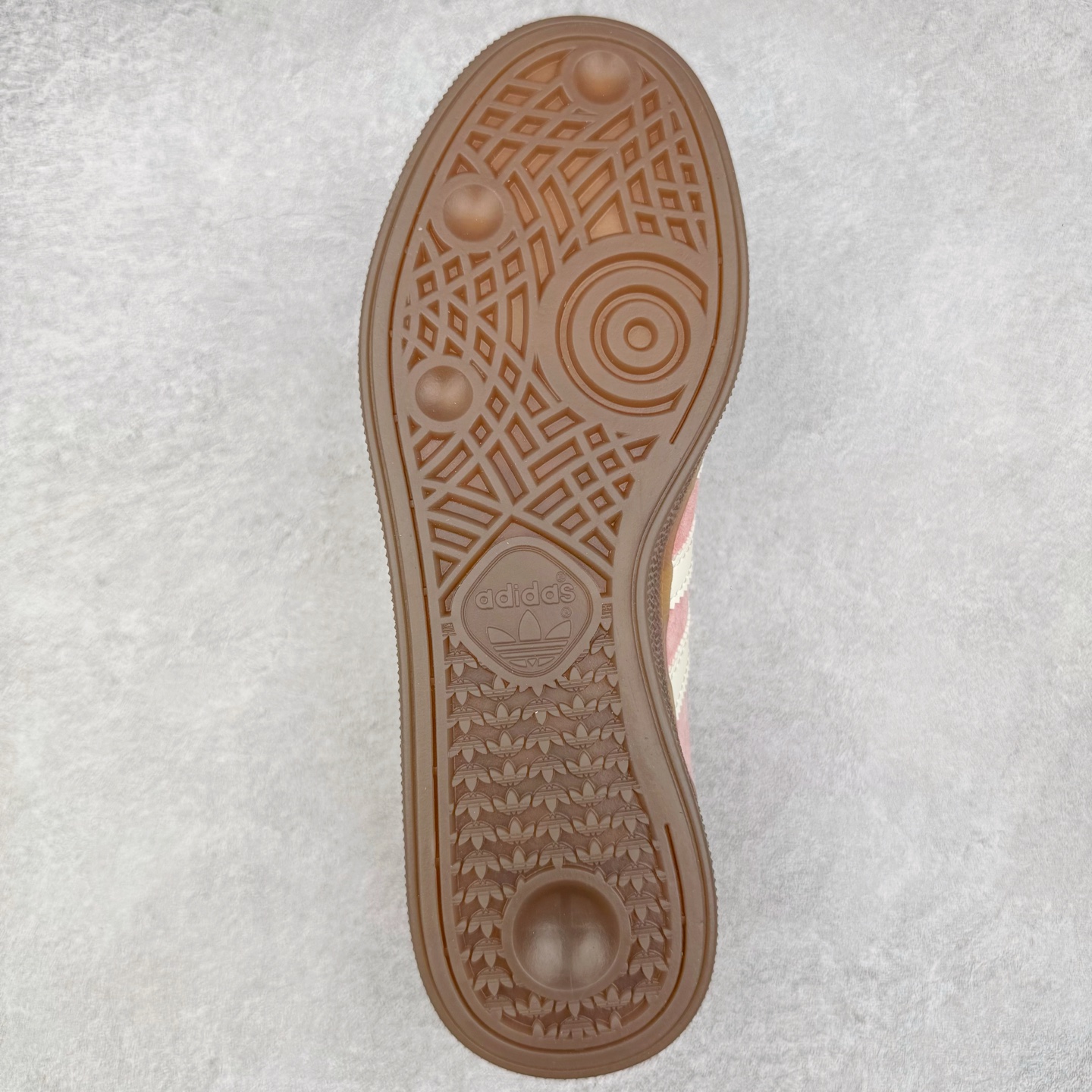 图片[9]-＃C版纯原 AD Originals Handball SPZL 手球运动员系列百搭休闲运动板鞋 KJ6305 这款来自阿迪达斯的这款HANDBALL SPZL前身是一双手球运动鞋，这一次拿来复刻，所以鞋面的主要色彩选用了黑色， 鞋面外侧除了Spezial字母之外还有三叶草标志。Handball SPZL作为复古手球训练鞋与作为室内足球鞋的Samba有着异曲同工之处，但是质感更为出众的鞋身以及丰富的配色选择比起Samba来讲可以说是更胜一筹了！尺码：36 36⅔ 37⅓ 38 38⅔ 39⅓ 40 40⅔ 41⅓ 42 42⅔ 43⅓ 44 45-选品中心