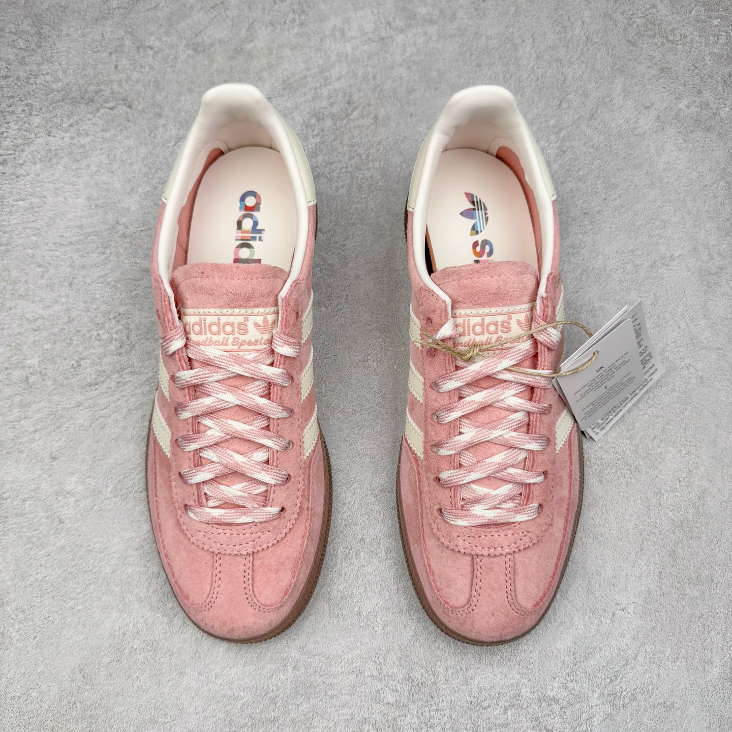 图片[2]-＃C版纯原 AD Originals Handball SPZL 手球运动员系列百搭休闲运动板鞋 KJ6305 这款来自阿迪达斯的这款HANDBALL SPZL前身是一双手球运动鞋，这一次拿来复刻，所以鞋面的主要色彩选用了黑色， 鞋面外侧除了Spezial字母之外还有三叶草标志。Handball SPZL作为复古手球训练鞋与作为室内足球鞋的Samba有着异曲同工之处，但是质感更为出众的鞋身以及丰富的配色选择比起Samba来讲可以说是更胜一筹了！尺码：36 36⅔ 37⅓ 38 38⅔ 39⅓ 40 40⅔ 41⅓ 42 42⅔ 43⅓ 44 45-选品中心