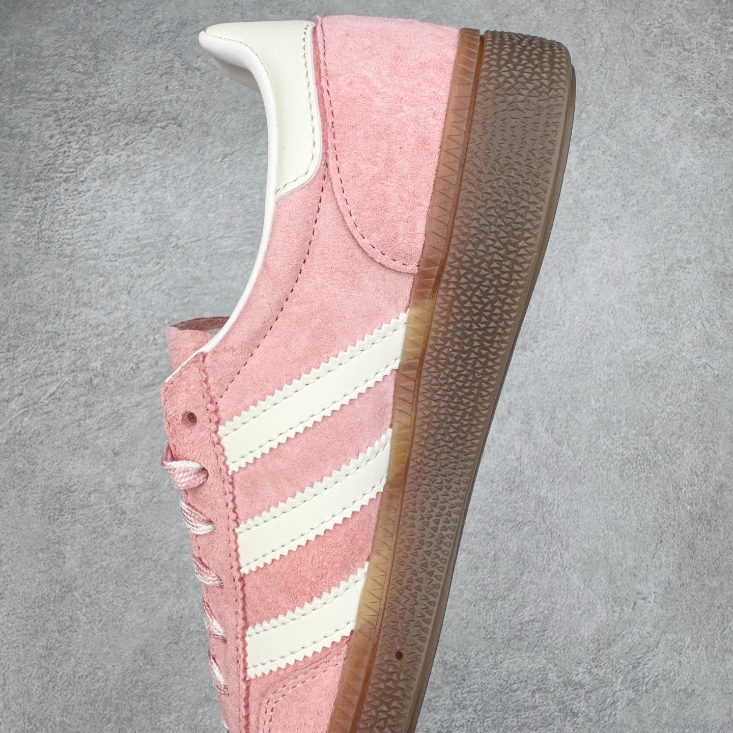 图片[7]-＃C版纯原 AD Originals Handball SPZL 手球运动员系列百搭休闲运动板鞋 KJ6305 这款来自阿迪达斯的这款HANDBALL SPZL前身是一双手球运动鞋，这一次拿来复刻，所以鞋面的主要色彩选用了黑色， 鞋面外侧除了Spezial字母之外还有三叶草标志。Handball SPZL作为复古手球训练鞋与作为室内足球鞋的Samba有着异曲同工之处，但是质感更为出众的鞋身以及丰富的配色选择比起Samba来讲可以说是更胜一筹了！尺码：36 36⅔ 37⅓ 38 38⅔ 39⅓ 40 40⅔ 41⅓ 42 42⅔ 43⅓ 44 45-选品中心