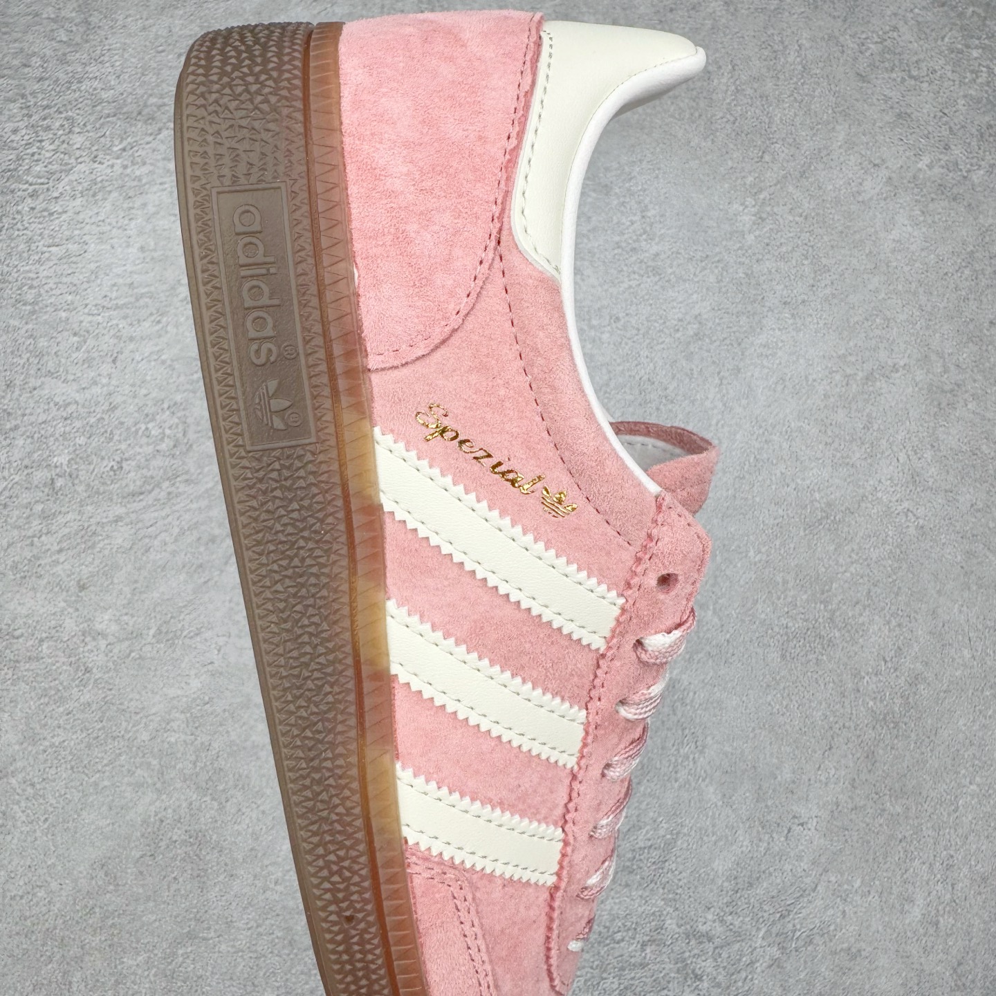 图片[6]-＃C版纯原 AD Originals Handball SPZL 手球运动员系列百搭休闲运动板鞋 KJ6305 这款来自阿迪达斯的这款HANDBALL SPZL前身是一双手球运动鞋，这一次拿来复刻，所以鞋面的主要色彩选用了黑色， 鞋面外侧除了Spezial字母之外还有三叶草标志。Handball SPZL作为复古手球训练鞋与作为室内足球鞋的Samba有着异曲同工之处，但是质感更为出众的鞋身以及丰富的配色选择比起Samba来讲可以说是更胜一筹了！尺码：36 36⅔ 37⅓ 38 38⅔ 39⅓ 40 40⅔ 41⅓ 42 42⅔ 43⅓ 44 45-选品中心