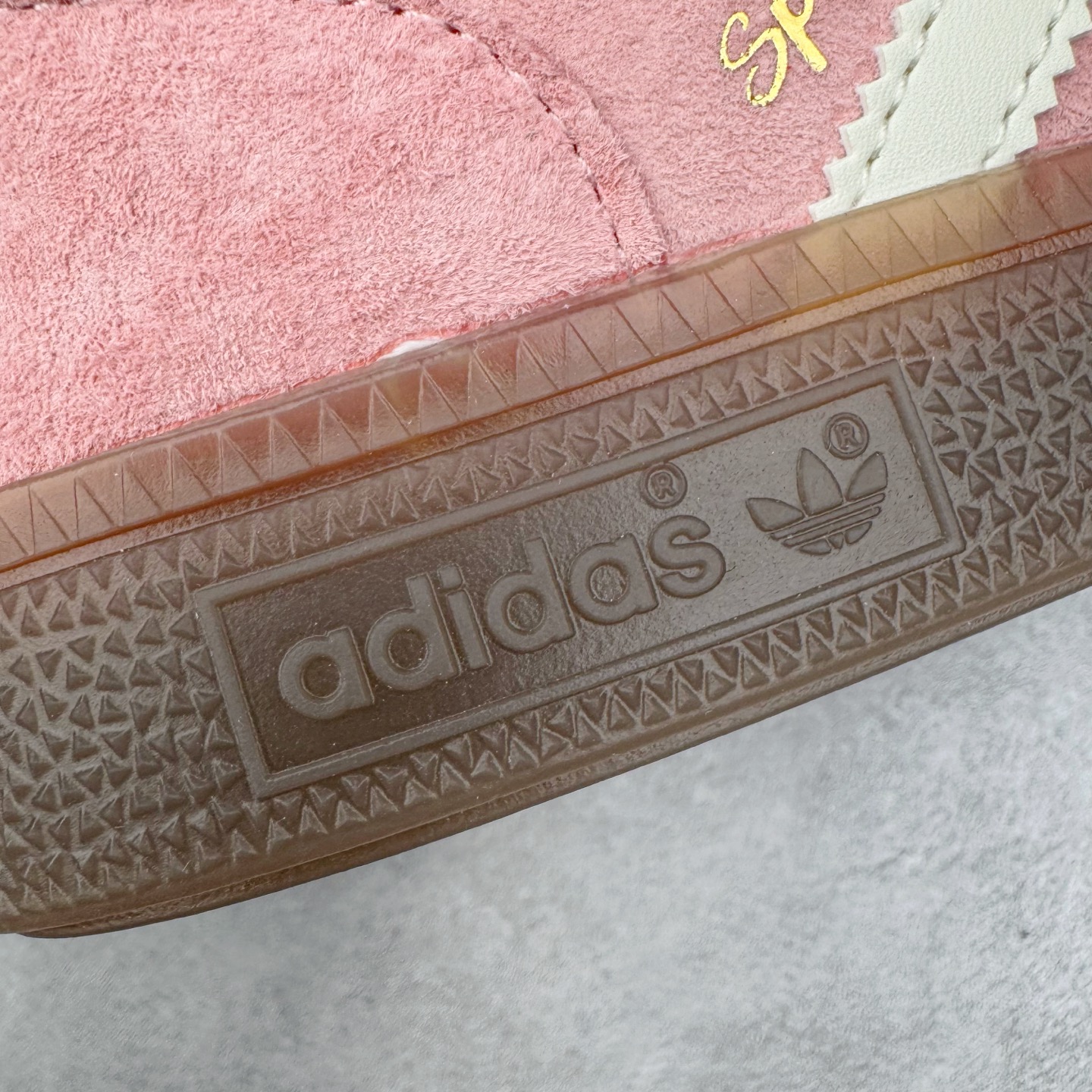 图片[17]-＃C版纯原 AD Originals Handball SPZL 手球运动员系列百搭休闲运动板鞋 KJ6305 这款来自阿迪达斯的这款HANDBALL SPZL前身是一双手球运动鞋，这一次拿来复刻，所以鞋面的主要色彩选用了黑色， 鞋面外侧除了Spezial字母之外还有三叶草标志。Handball SPZL作为复古手球训练鞋与作为室内足球鞋的Samba有着异曲同工之处，但是质感更为出众的鞋身以及丰富的配色选择比起Samba来讲可以说是更胜一筹了！尺码：36 36⅔ 37⅓ 38 38⅔ 39⅓ 40 40⅔ 41⅓ 42 42⅔ 43⅓ 44 45-选品中心